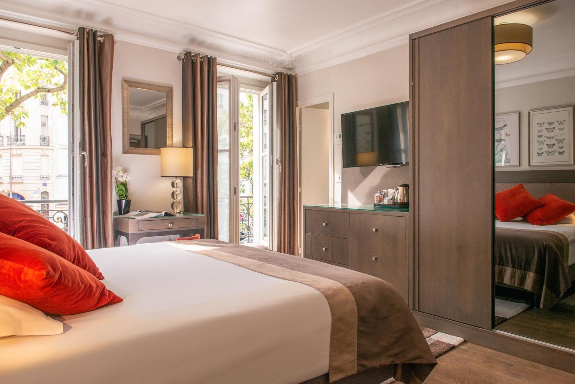 Deluxe Double Room Arc de Triomphe view Balcony