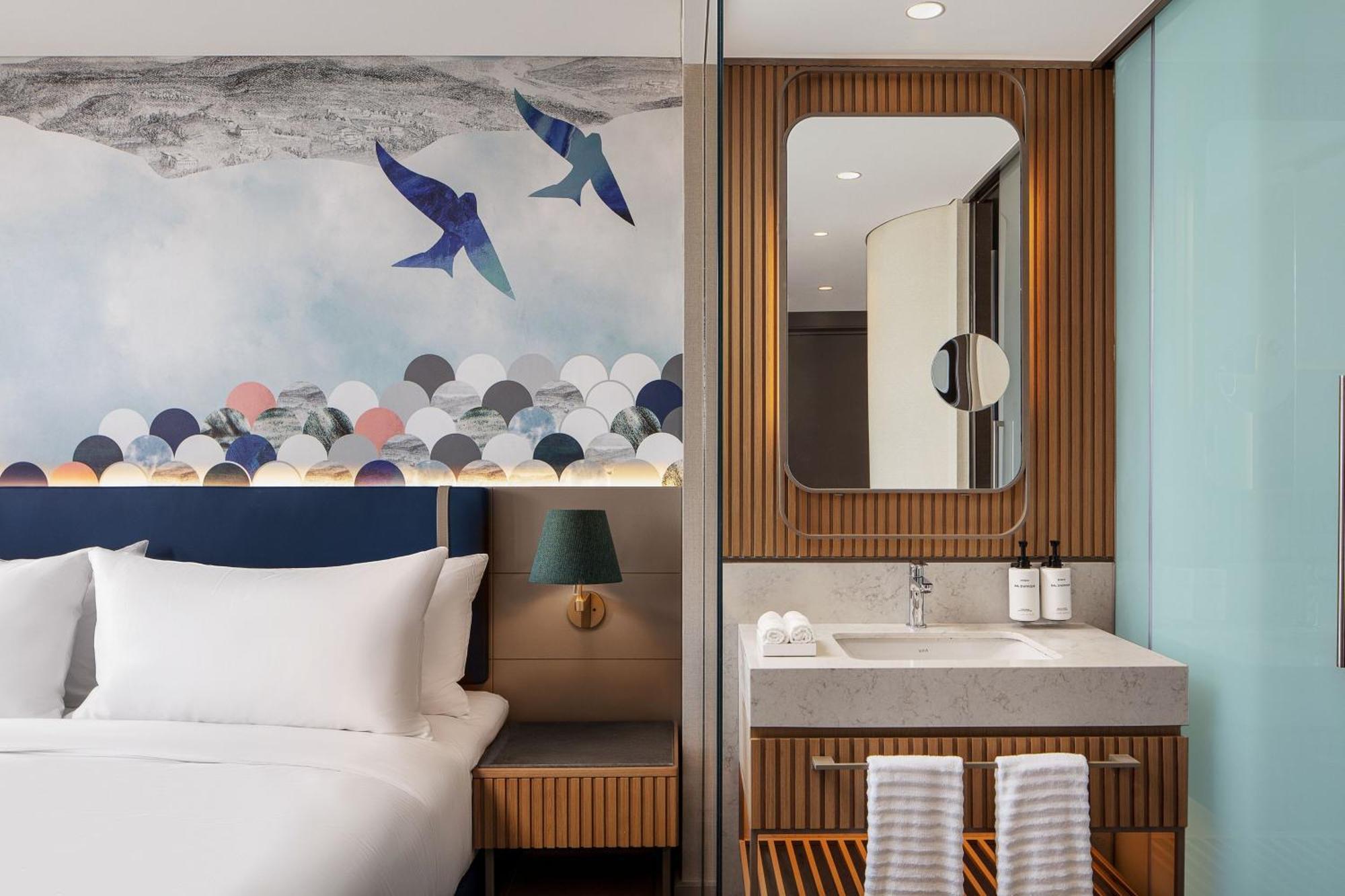 Superior King Room with City View