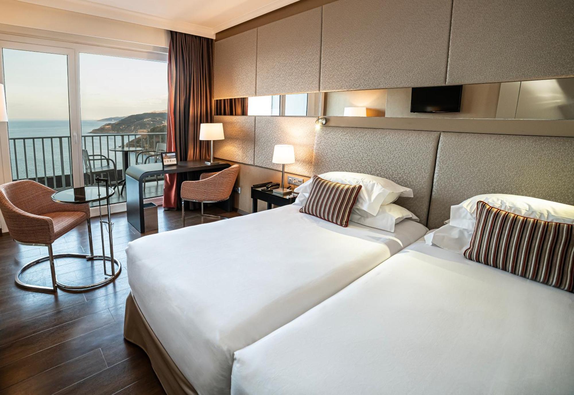 PrivilÃ¨ge Twin or Double Room with Balcony and Sea View
