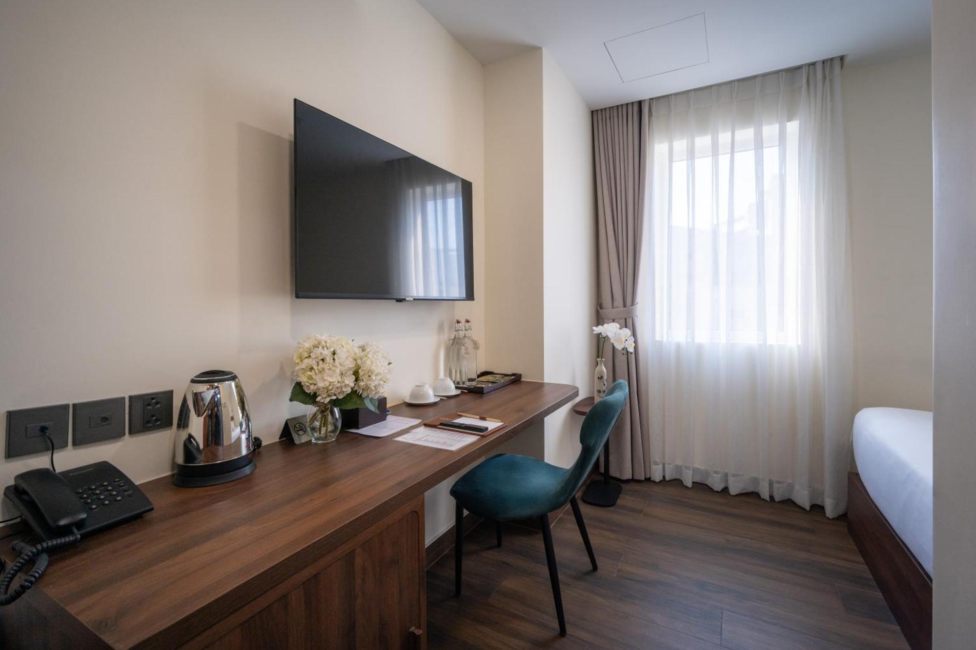 Queen Room - Limited view