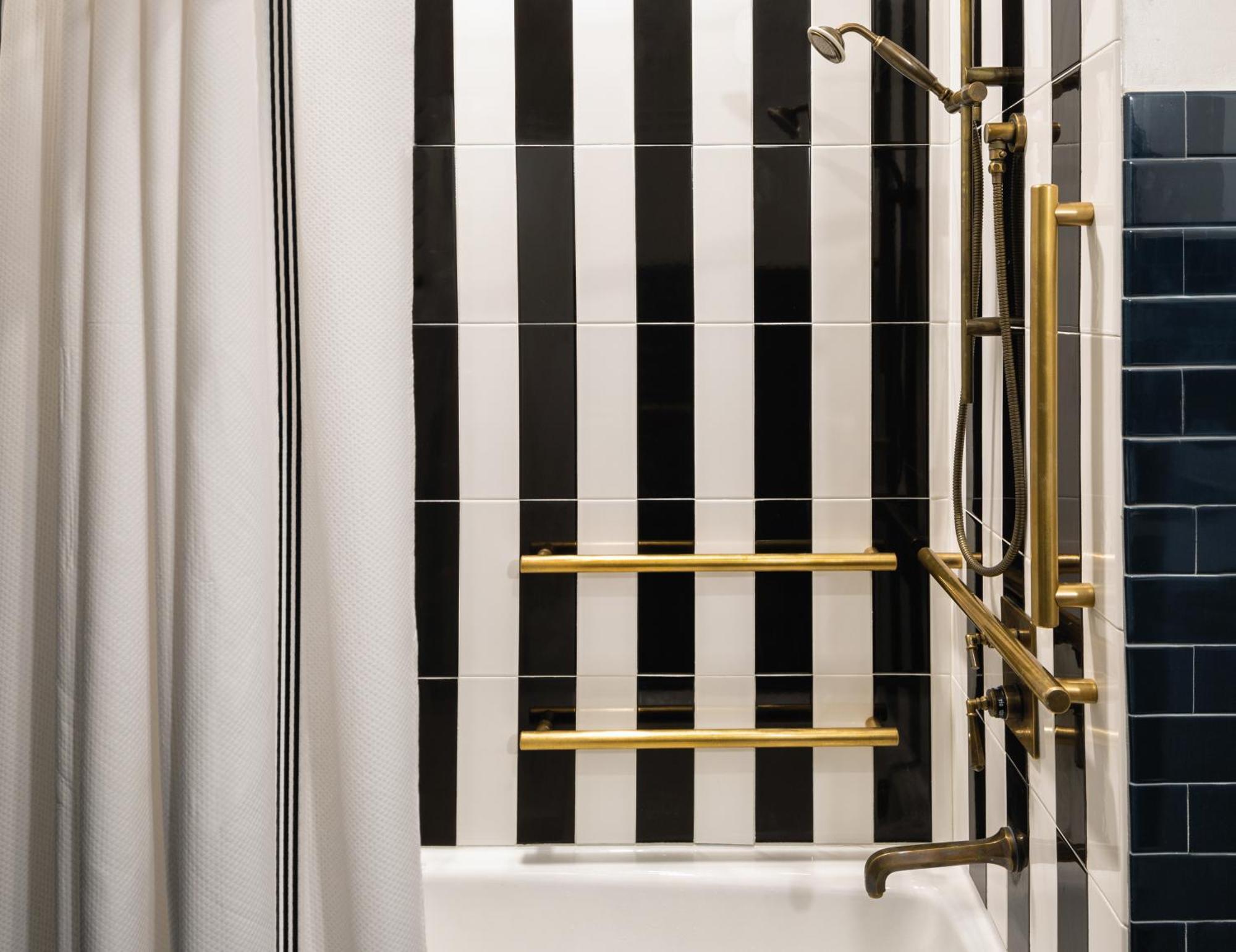 King Room Accessible Tub
