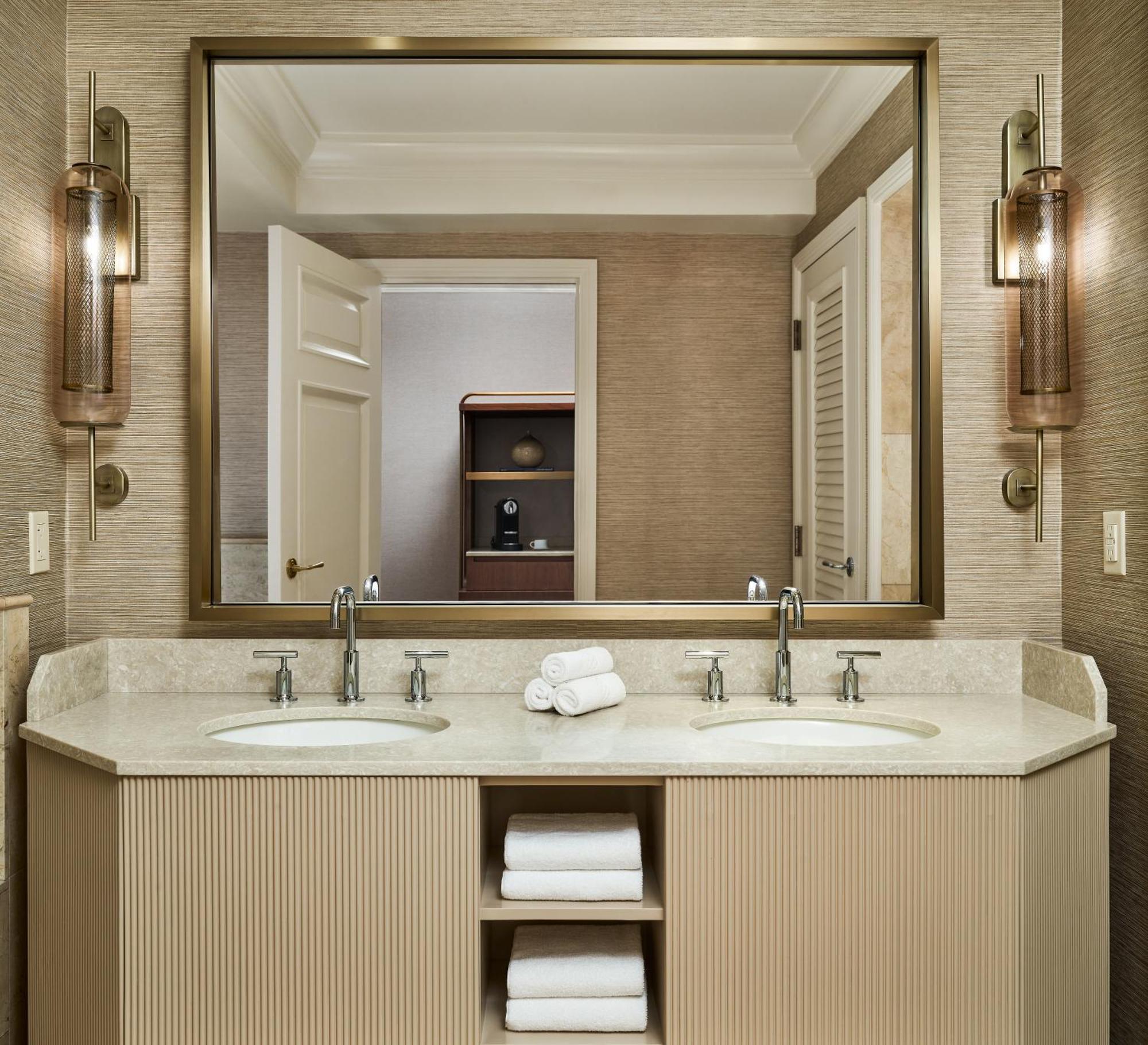 Queen Room with City View and Tub - Mobility and Hearing Accessible
