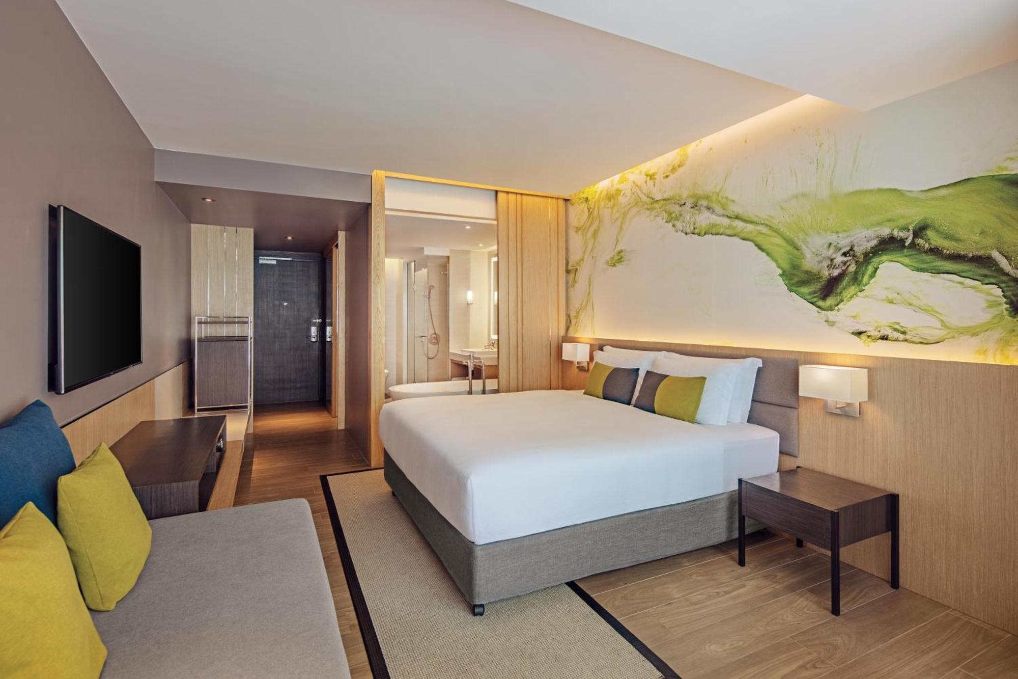 Premium King Room - Poolside