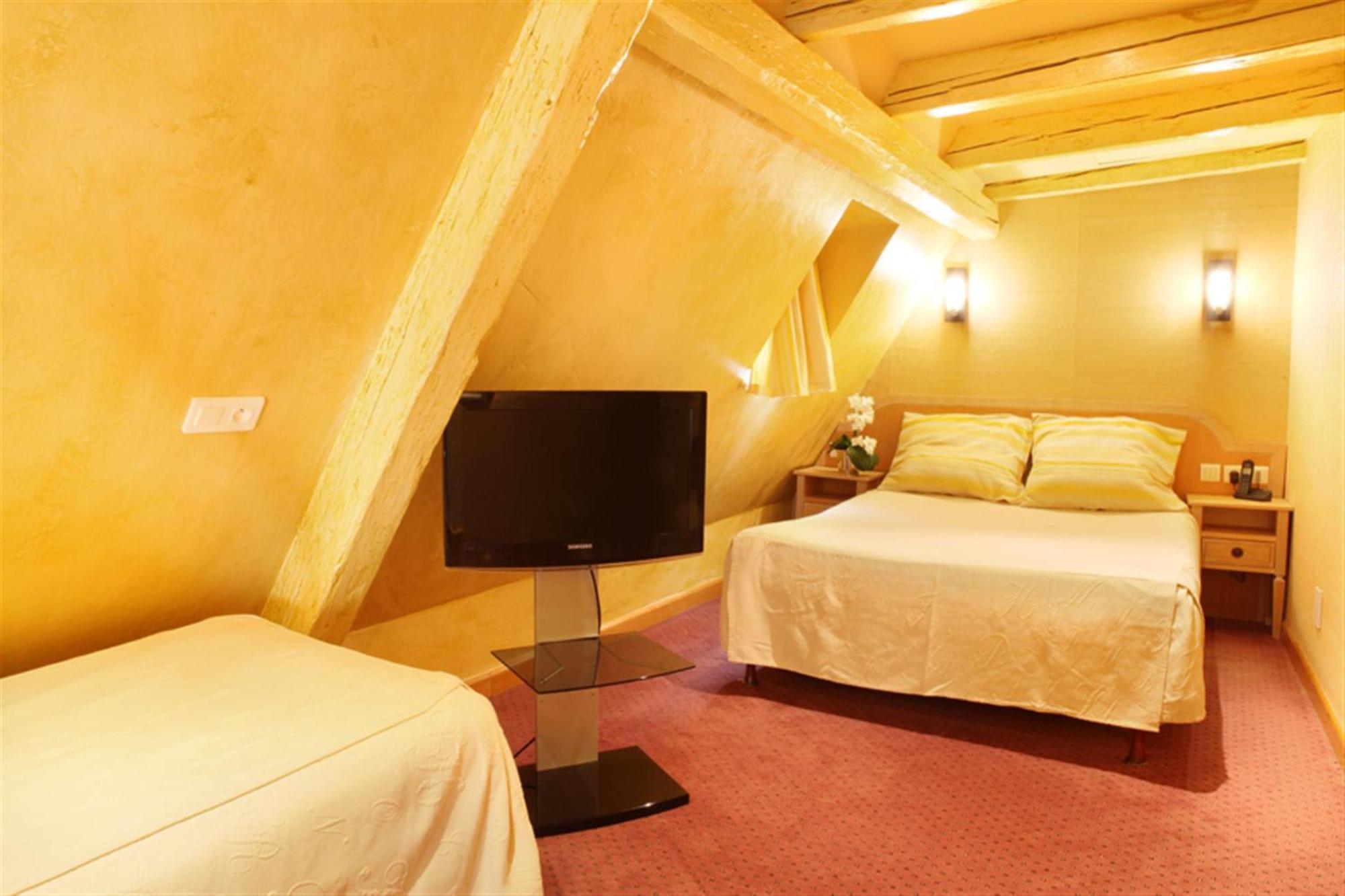 Cozy Quadruple Room