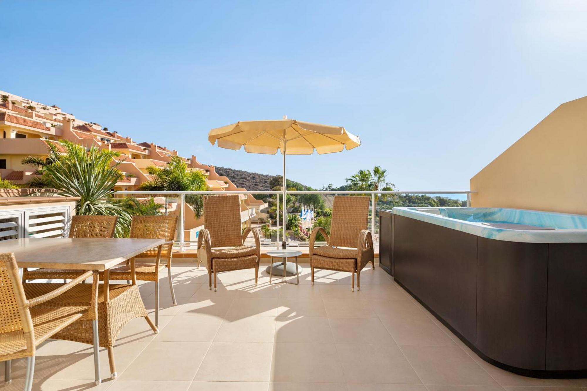 Superior Two-Bedroom Apartment with Hot Tub and Ocean View