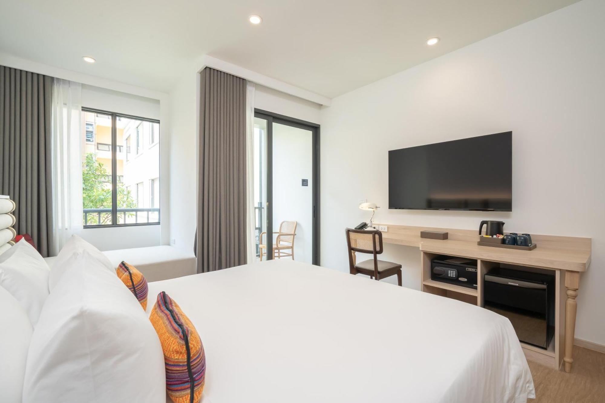 Deluxe King Room with Balcony