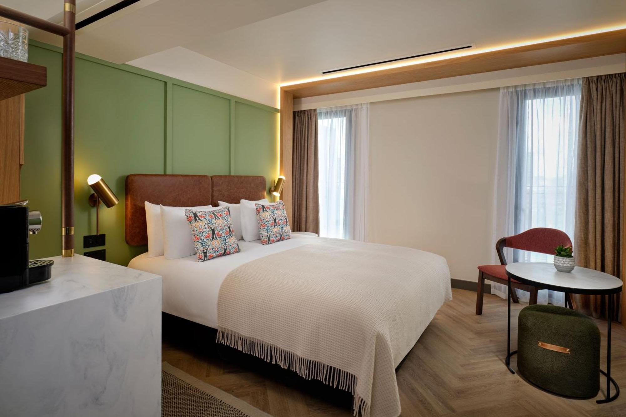 Deluxe Queen Room with Double Bed and City View