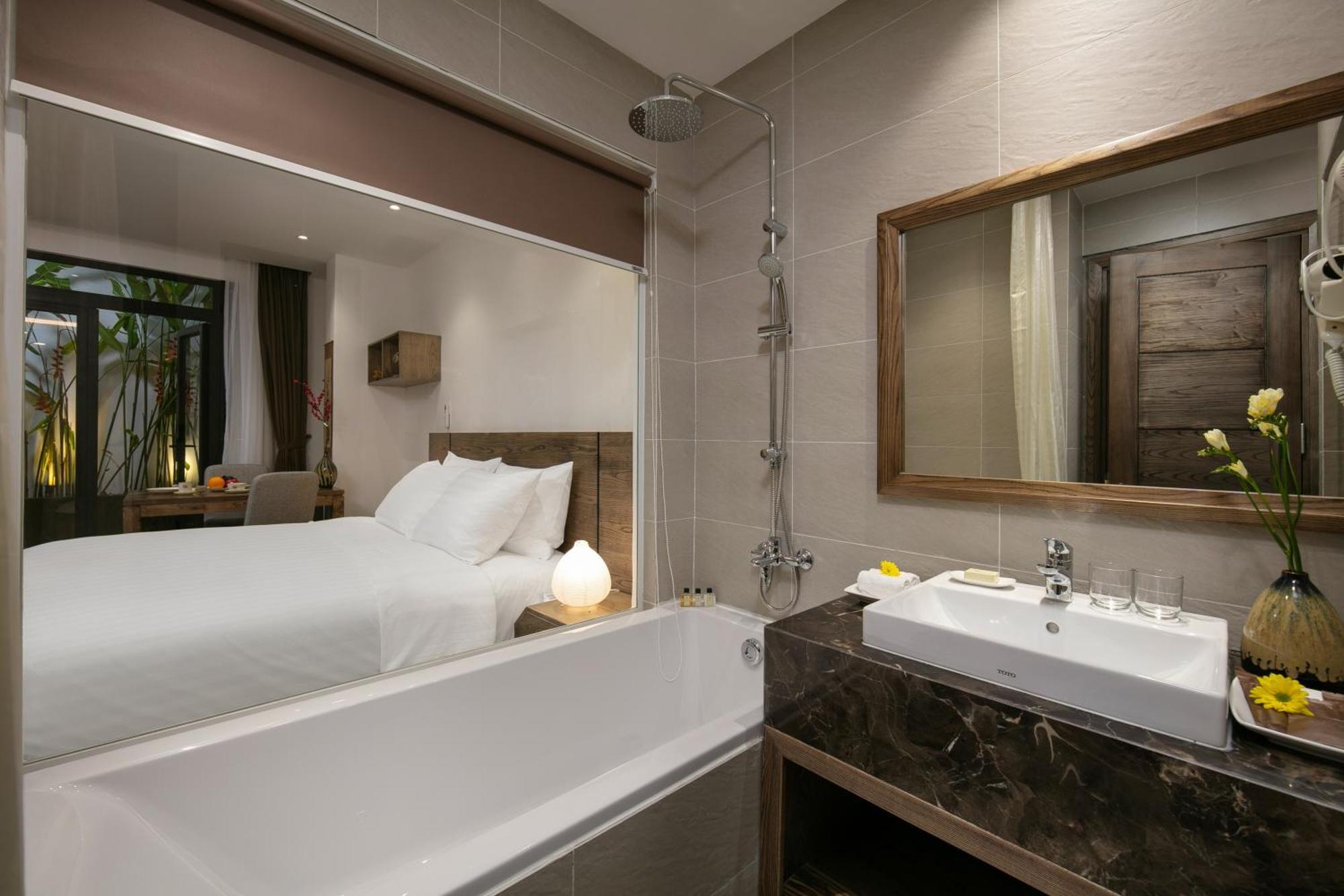 Deluxe King Studio with Bathtub and Kitchen