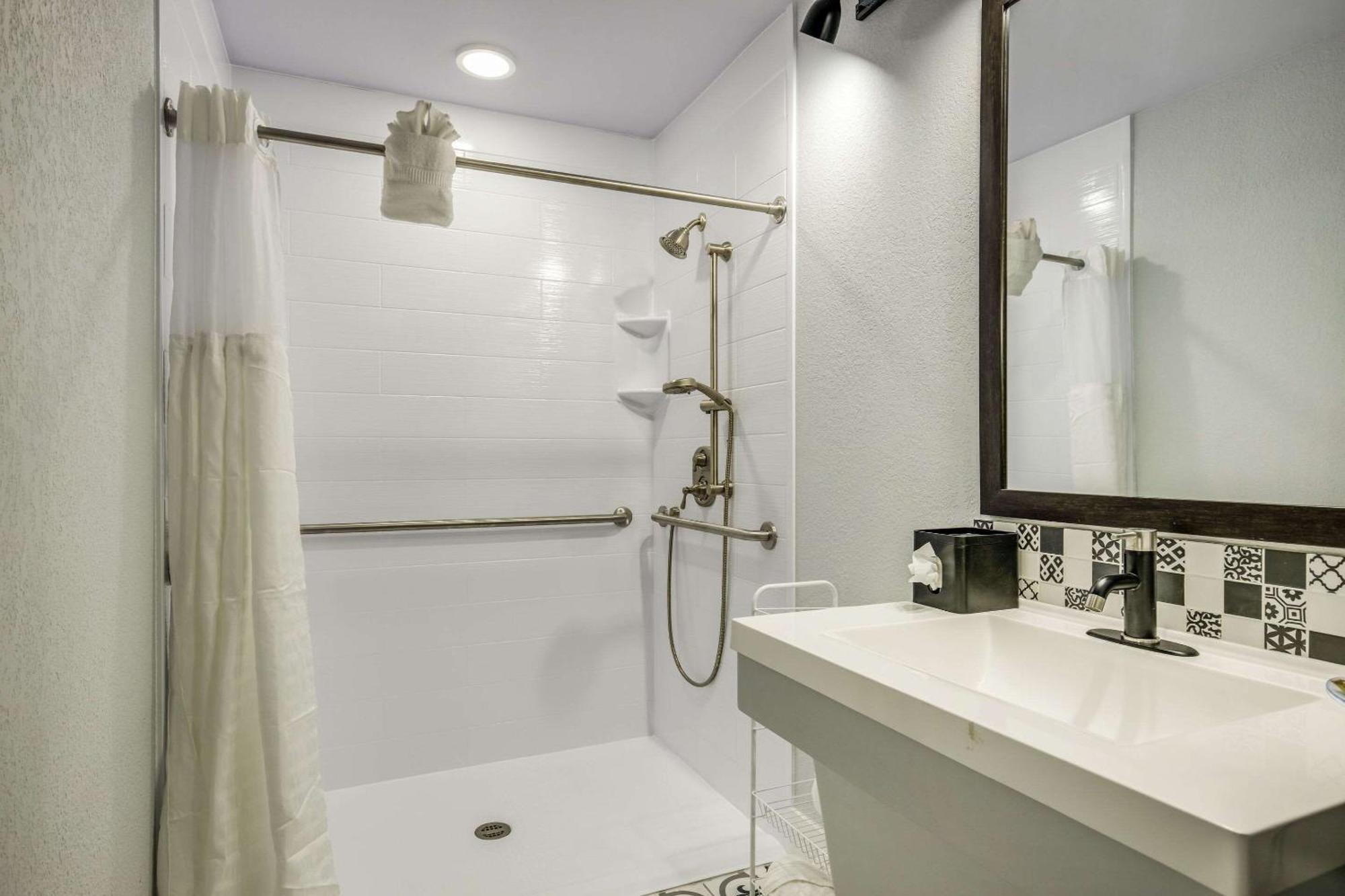 King Suite - Accessible/Non Smoking