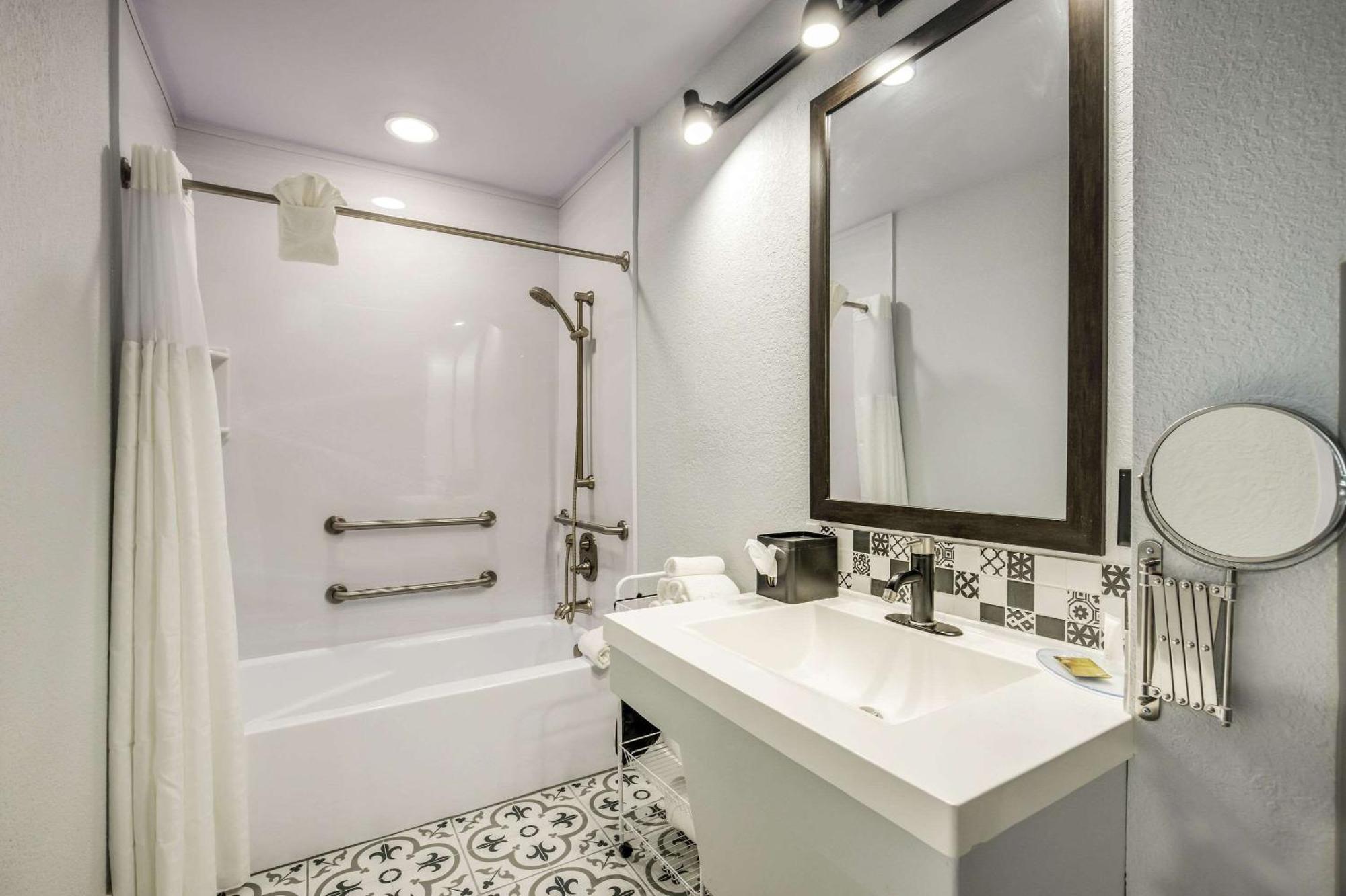 Standard Queen Room with Two Queen Beds and Bathtub - Non Smoking