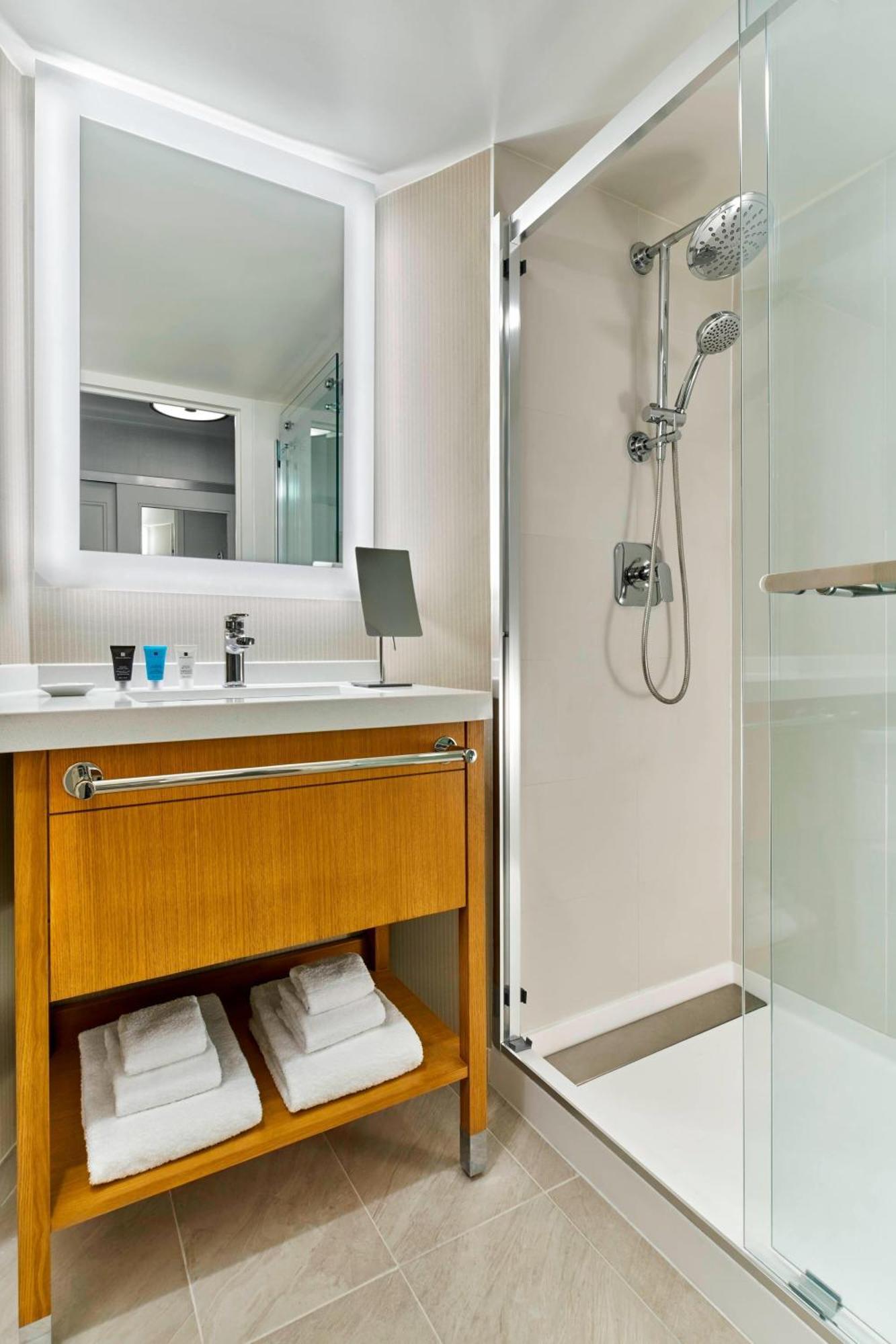 Guest room, 1 King, River view
