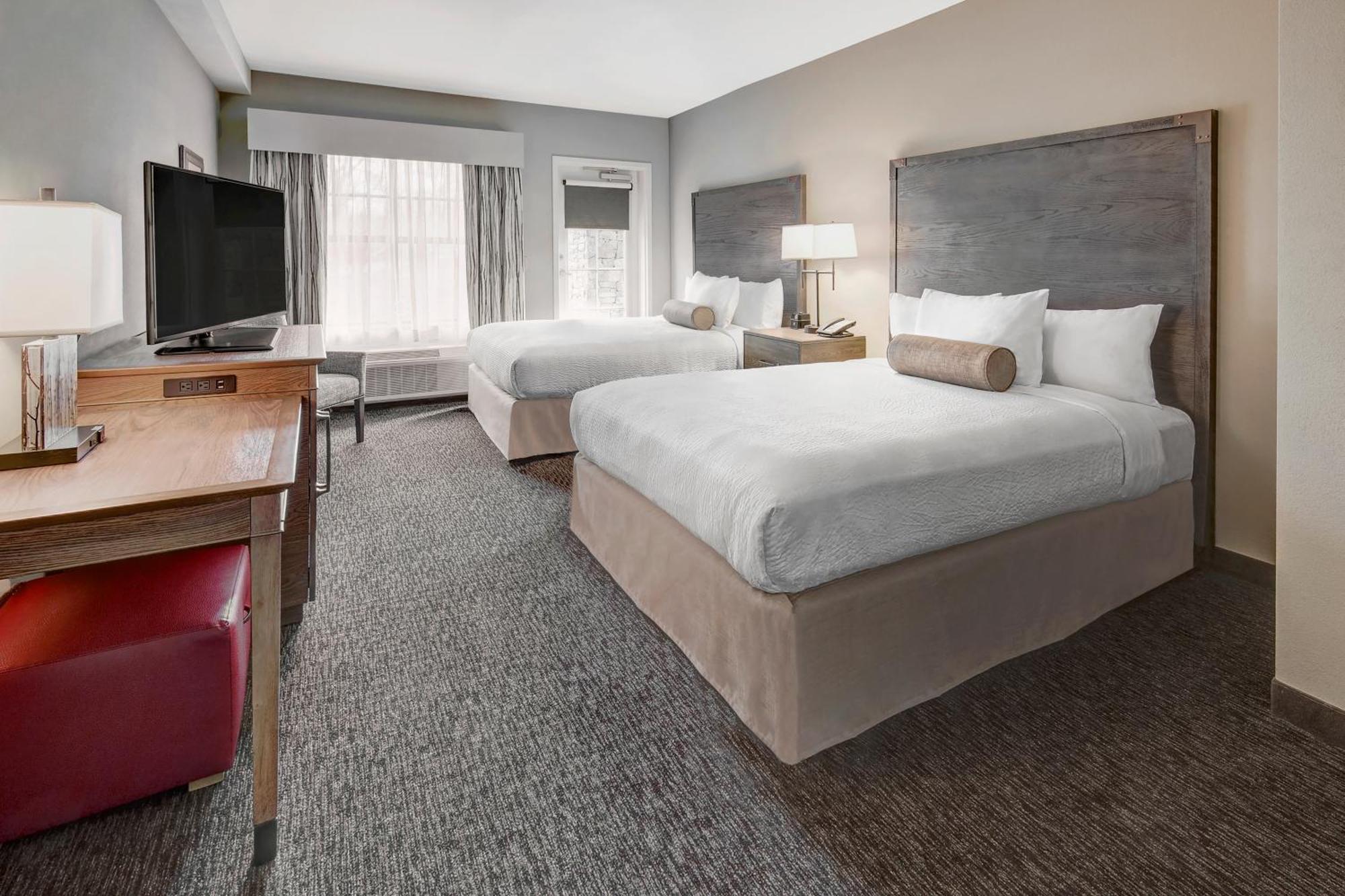 Queen Room with Two Queen Beds, Balcony and River View