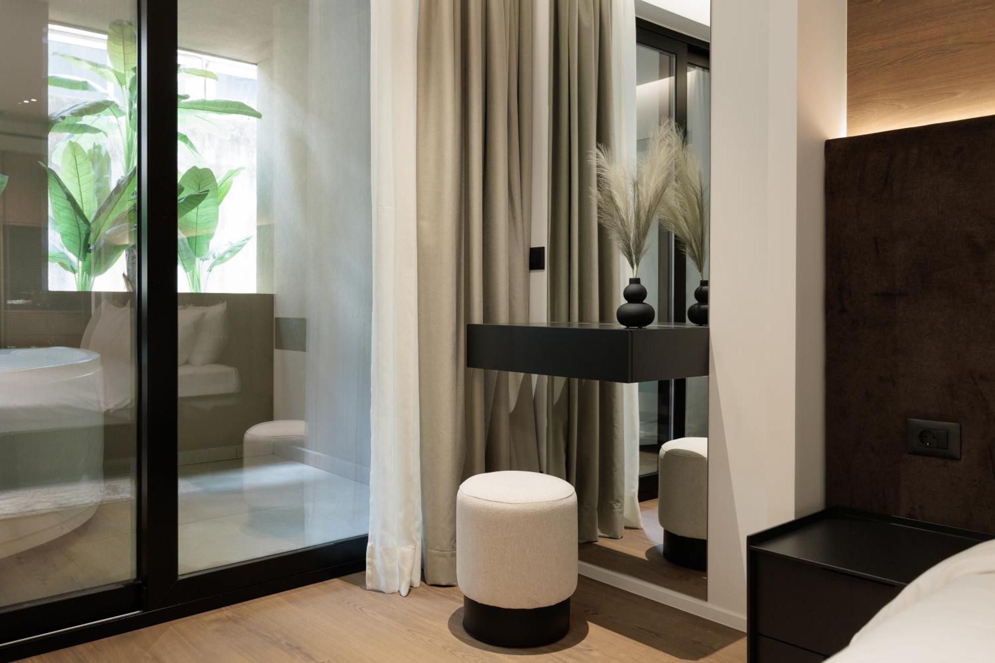 Suite with Βalcony & outdoor Hot Tub