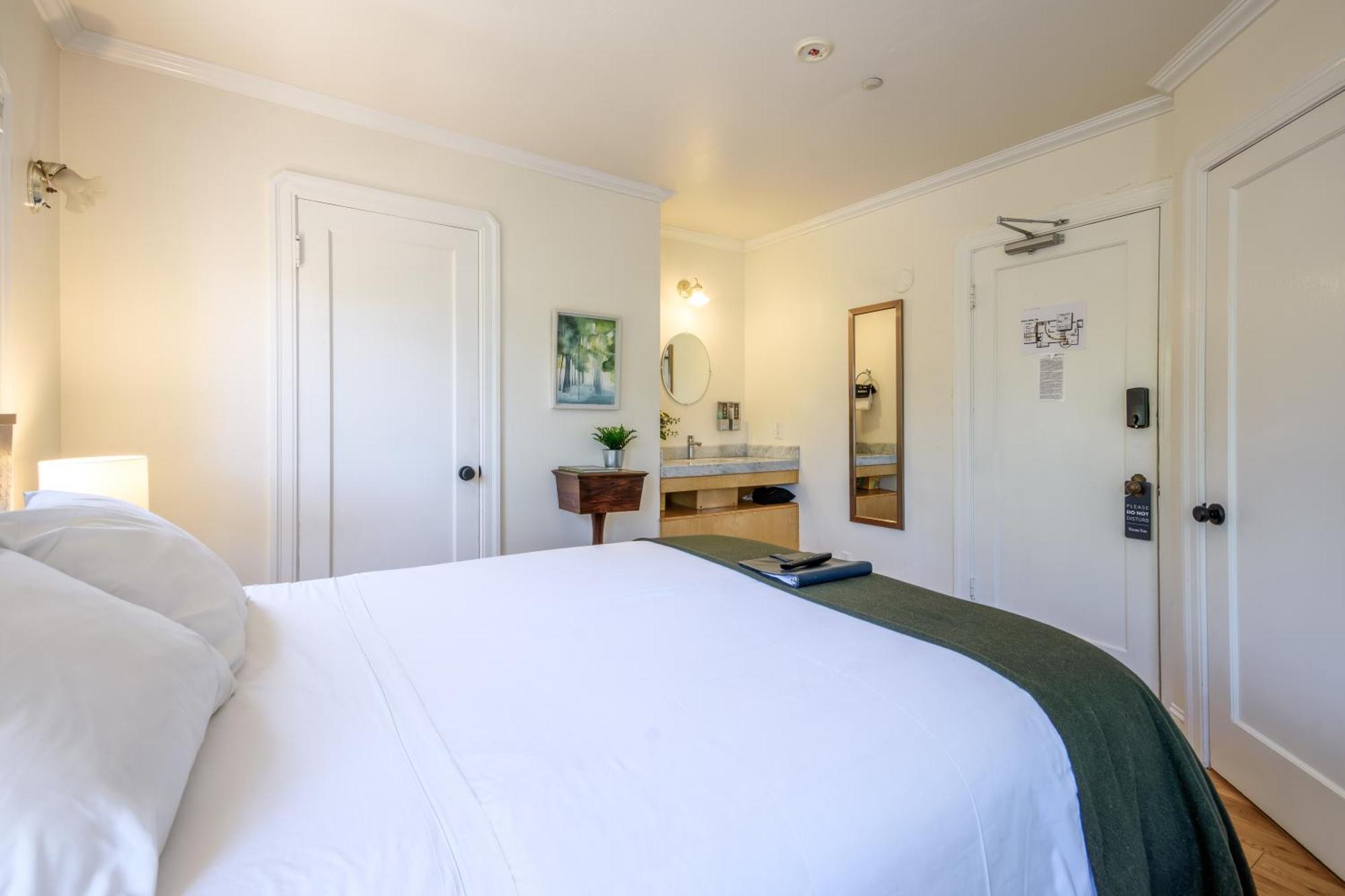 Petite Queen Room