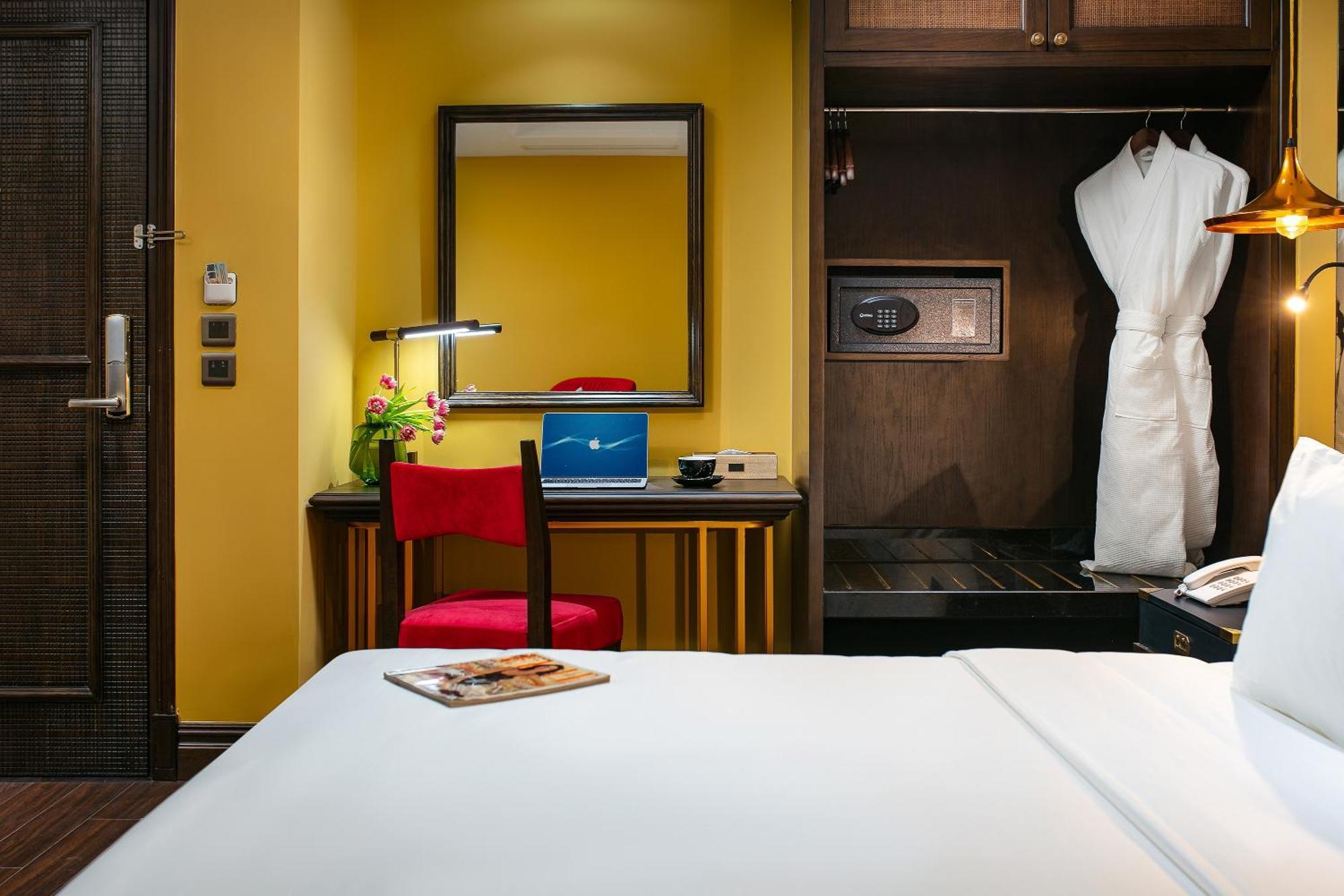 Deluxe Internal Window + Free Beer Bath in Jacuzzi