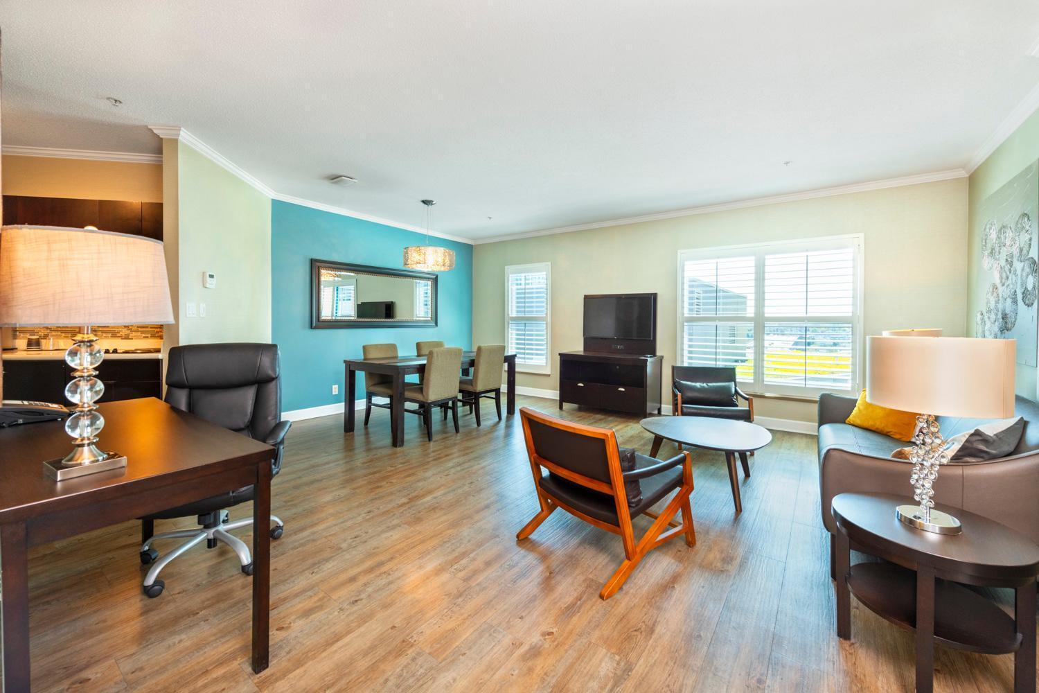 Efficiency King Suite with Sofa - Non Smoking