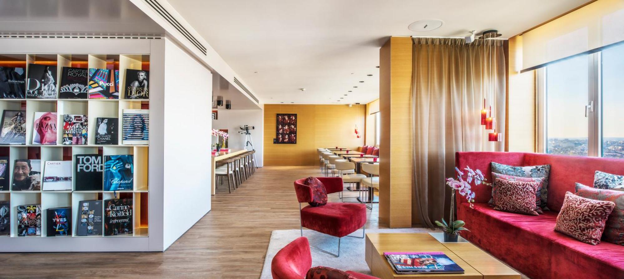 Deluxe Panorama Corner Room with Lounge Access
