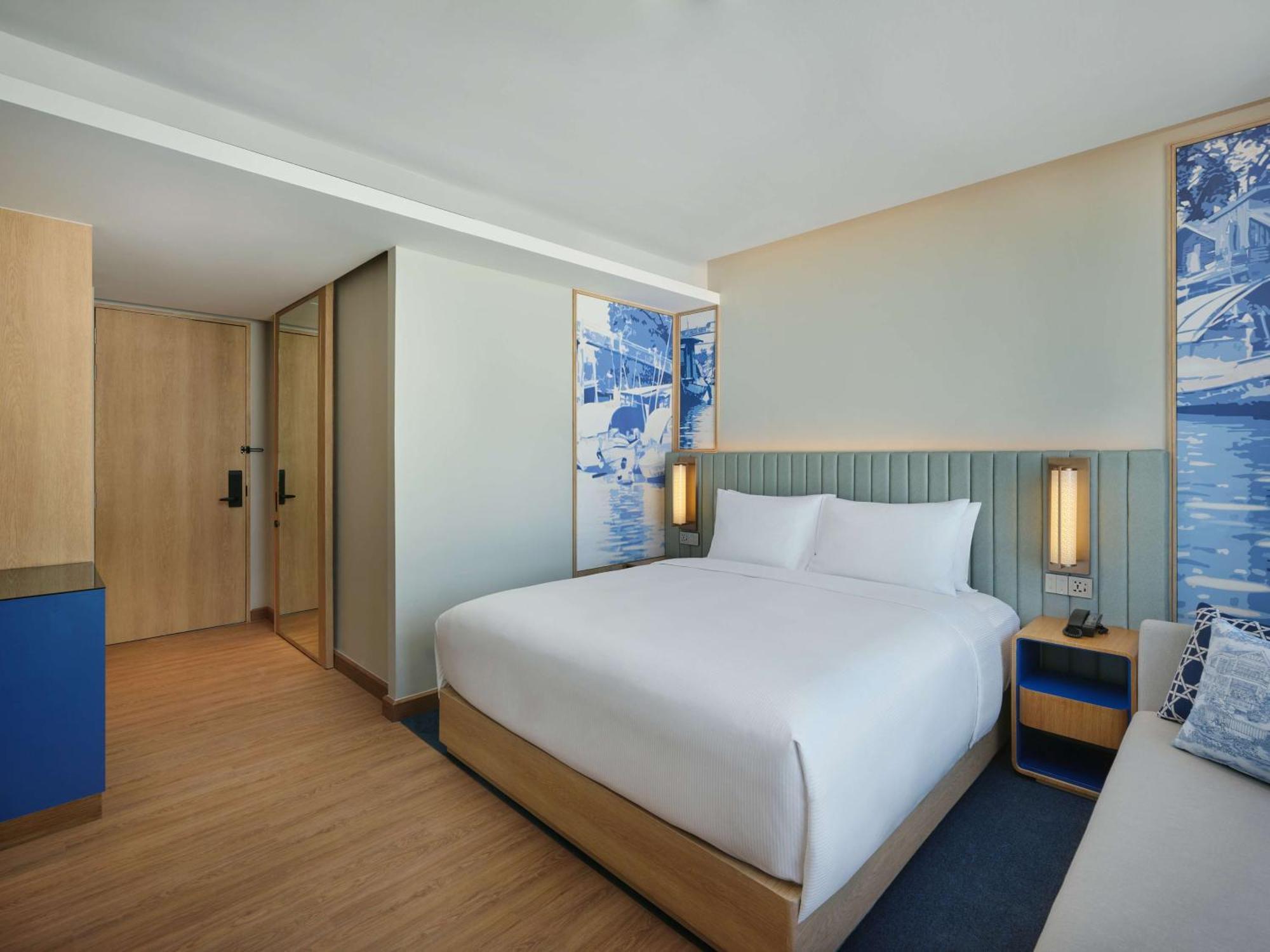 Deluxe King Room - Partial River View