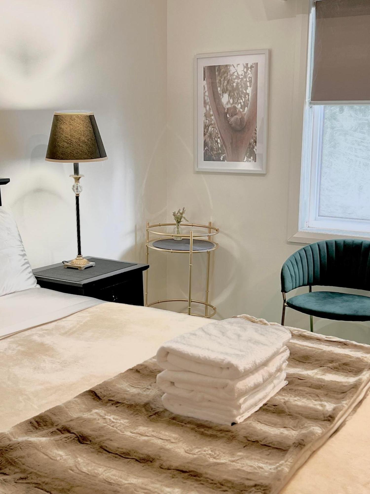 Deluxe Queen Room with Shared Bathroom