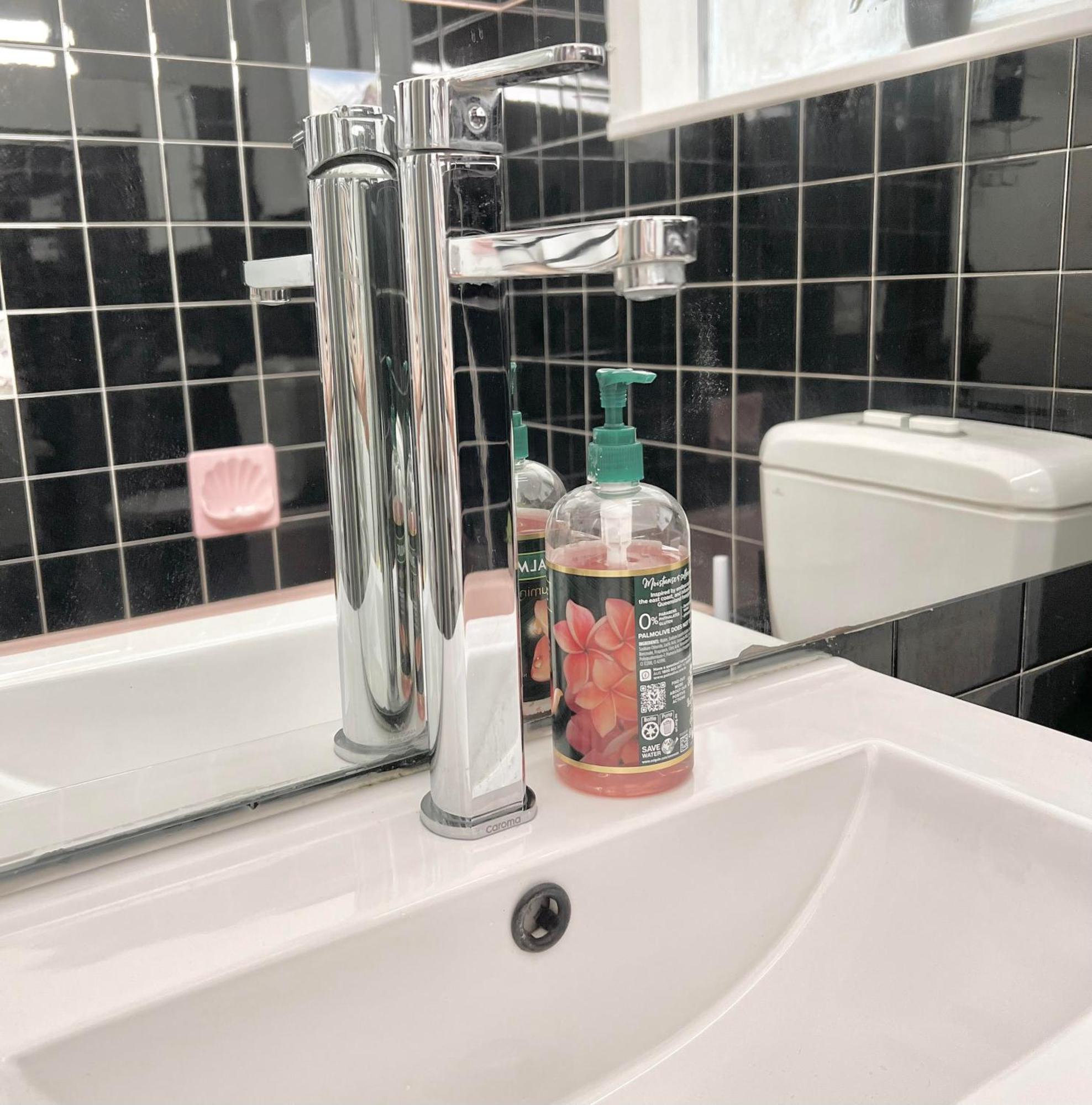 Deluxe Twin Room with Shared Bathroom