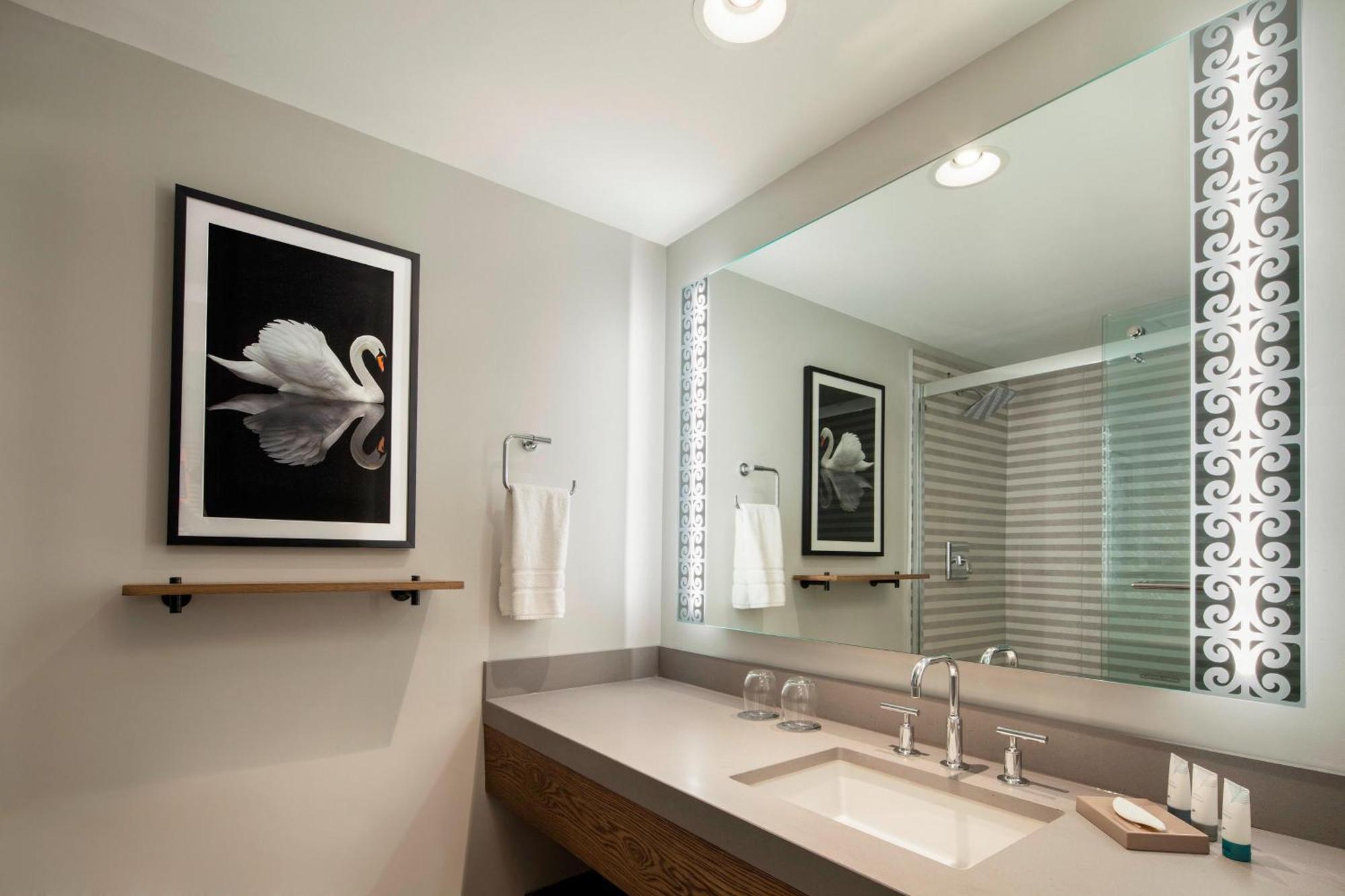 Guest room, 1 Queen, City view, Low floor