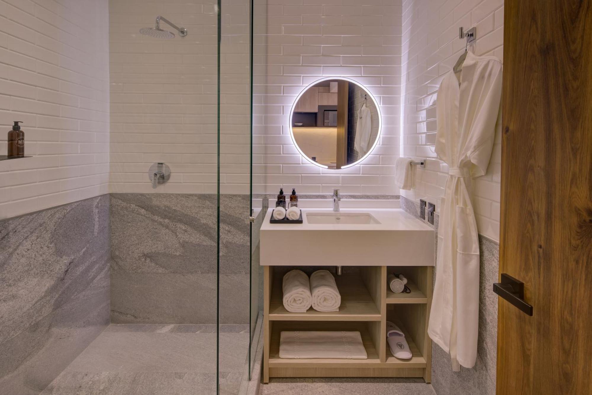 Deluxe King Suite