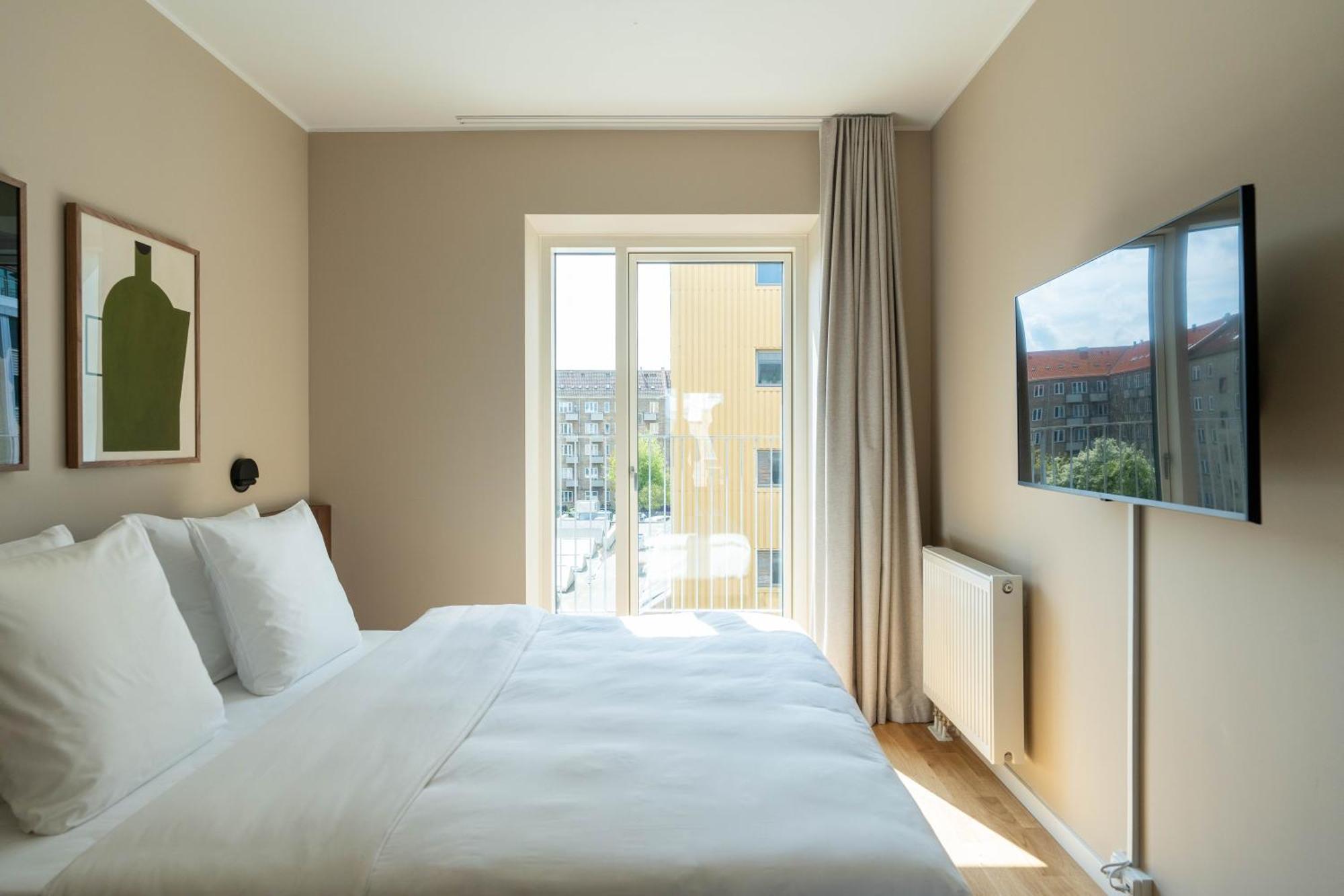 Large Studio with Kitchen and Balcony