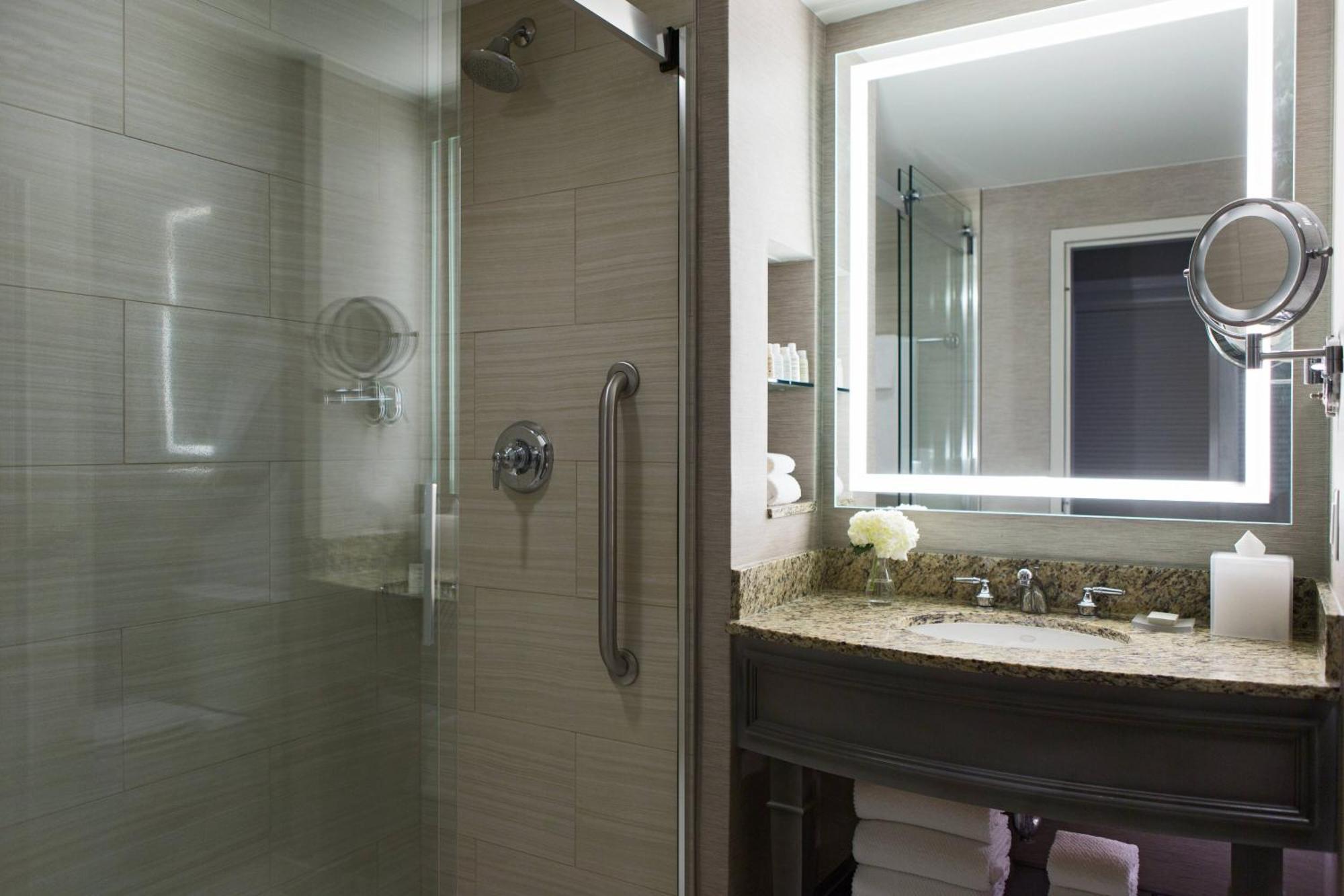 Executive King Room - Larger, Courtyard View, Corner