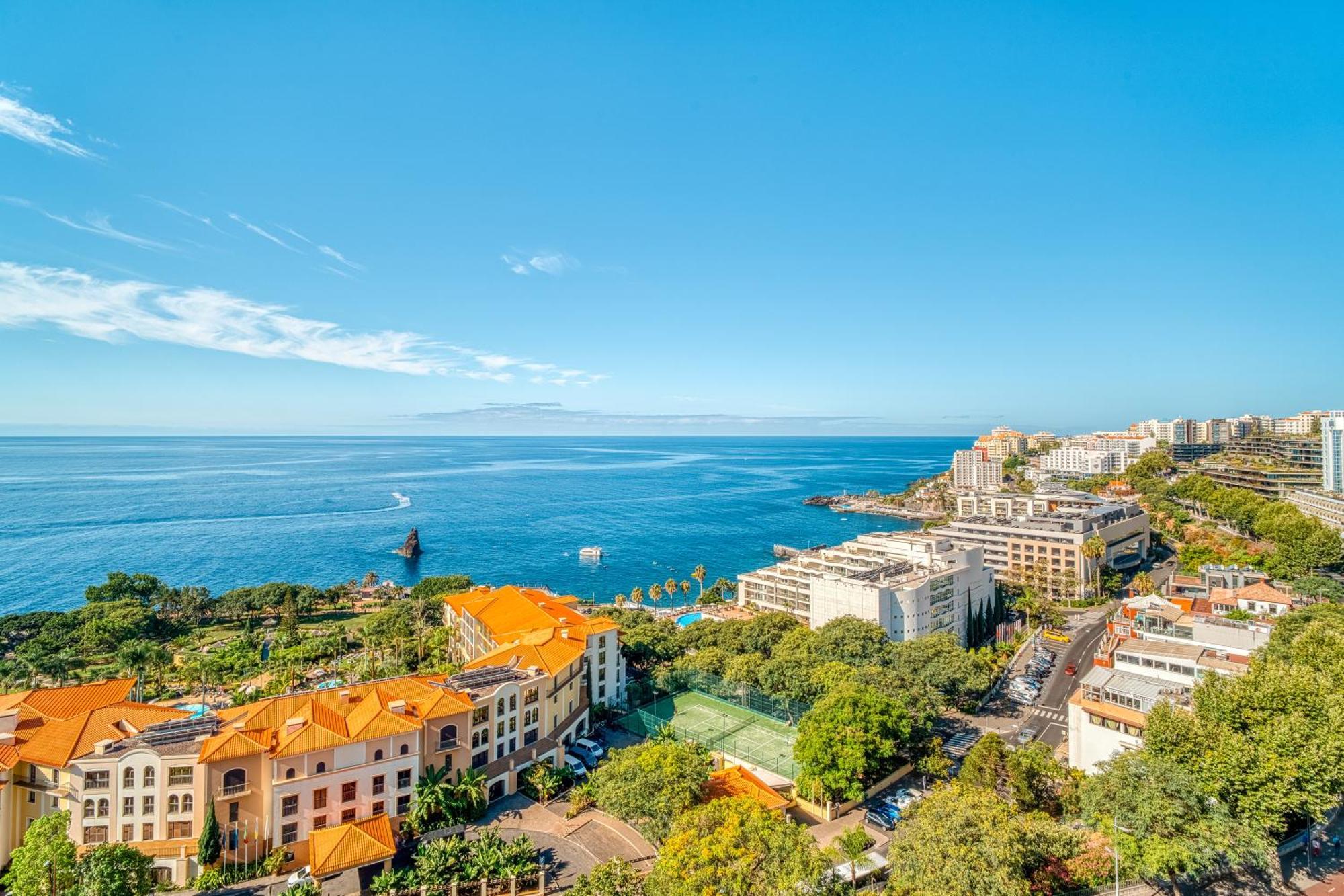 Deluxe Double or Twin Room with Sea View (2 Adults + 1 Children)