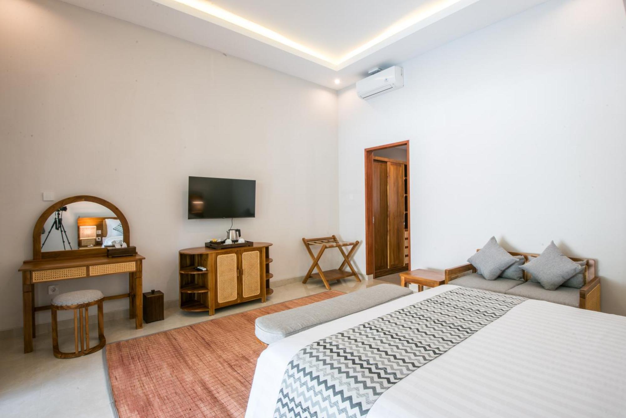 Premier Room with Bathtub and Pool View