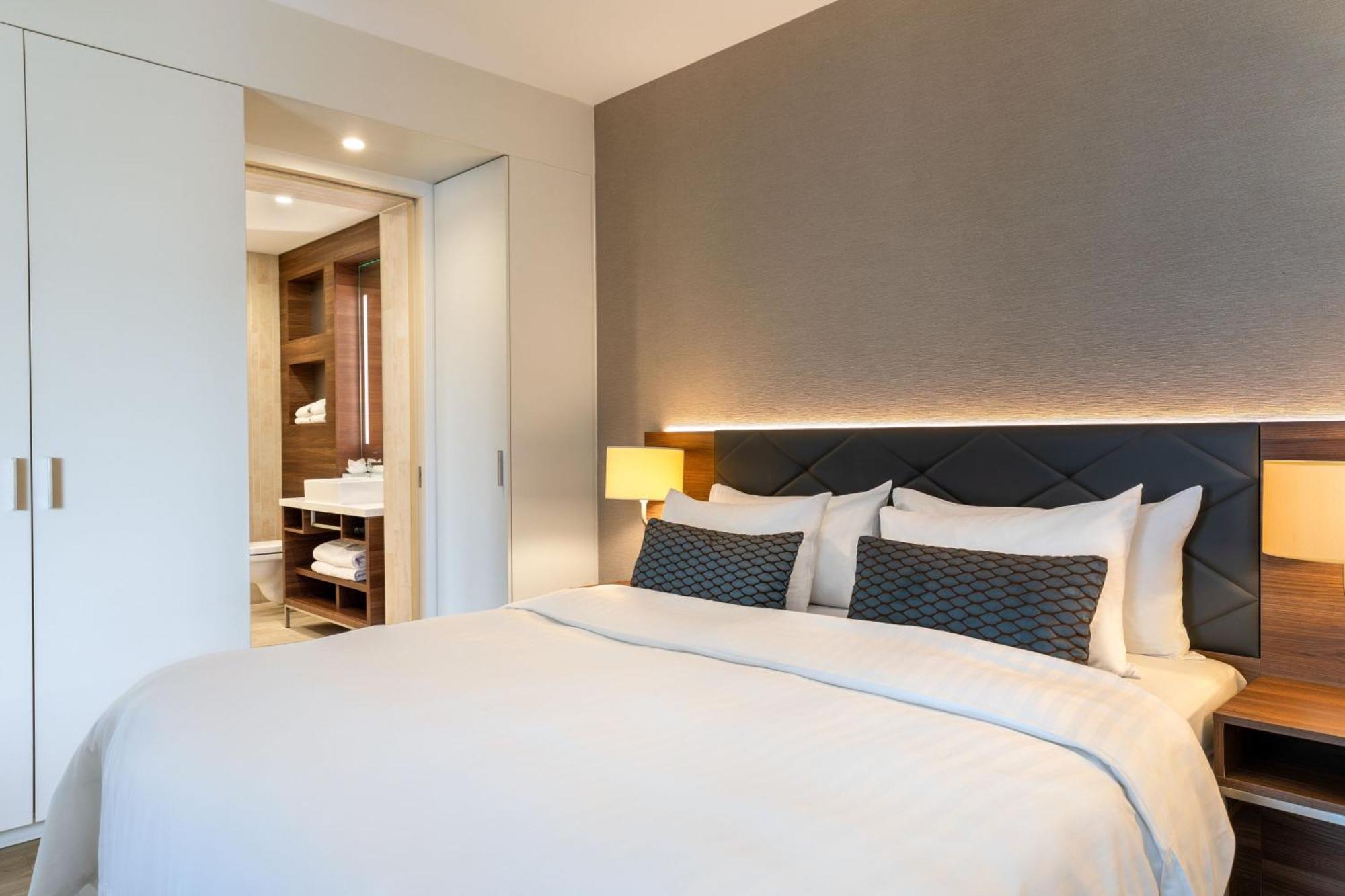 One Bedroom Suite with 1 Kingsize Bed and Sofabed