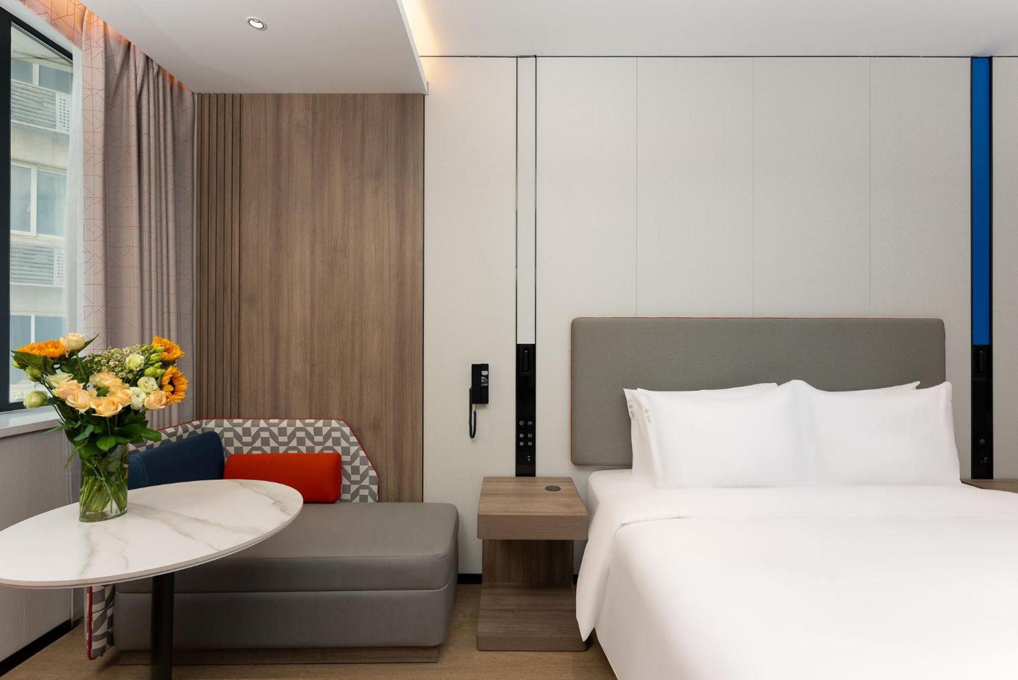 Standard King Room with City View