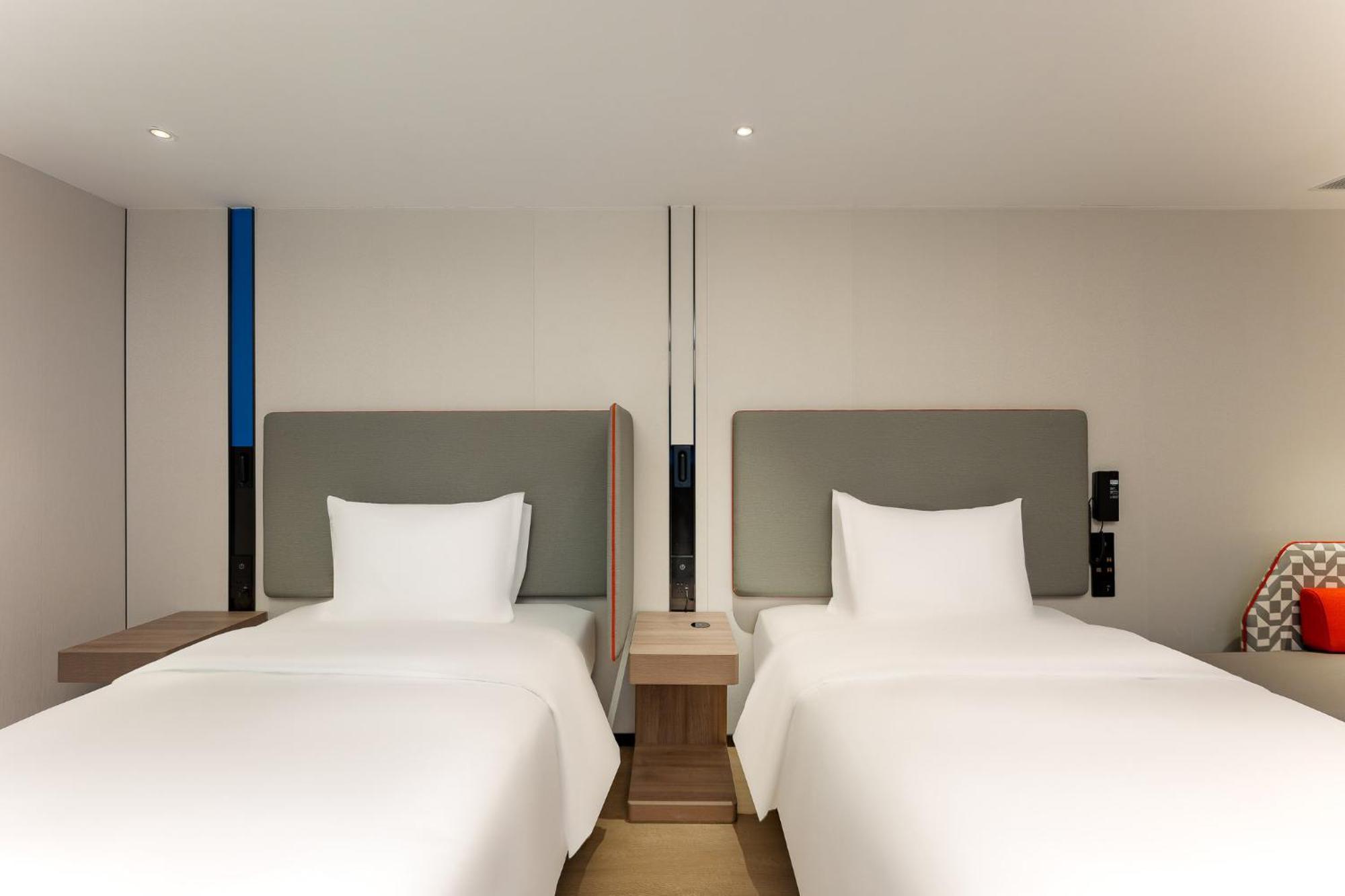 Standard Twin Room with City View