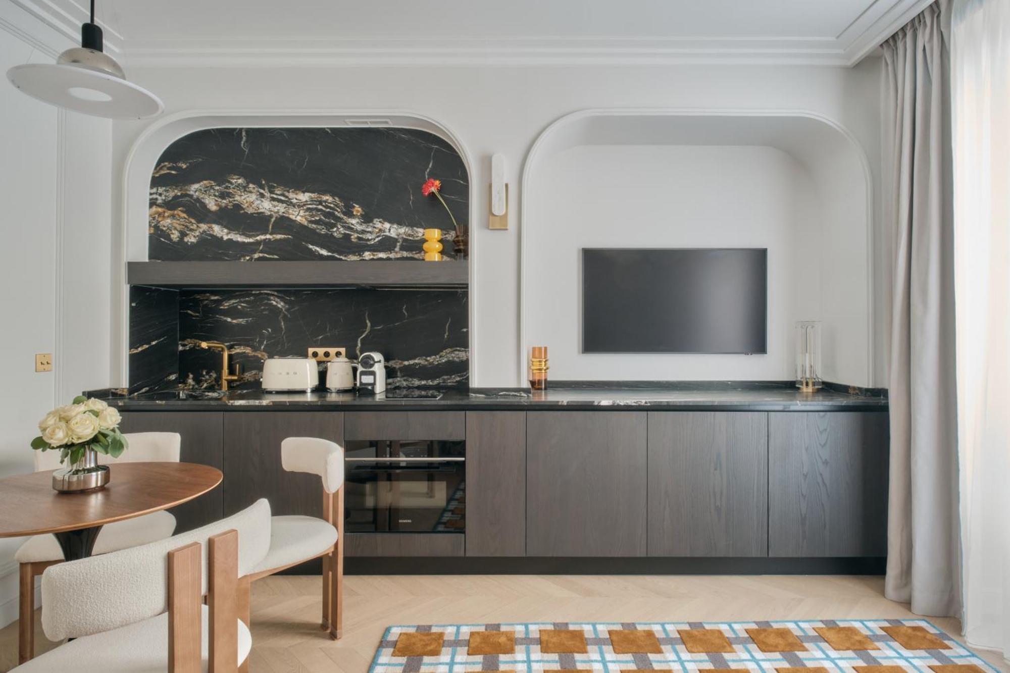 Deluxe One-Bedroom Apartment with City View 301,1621337383:JPEG