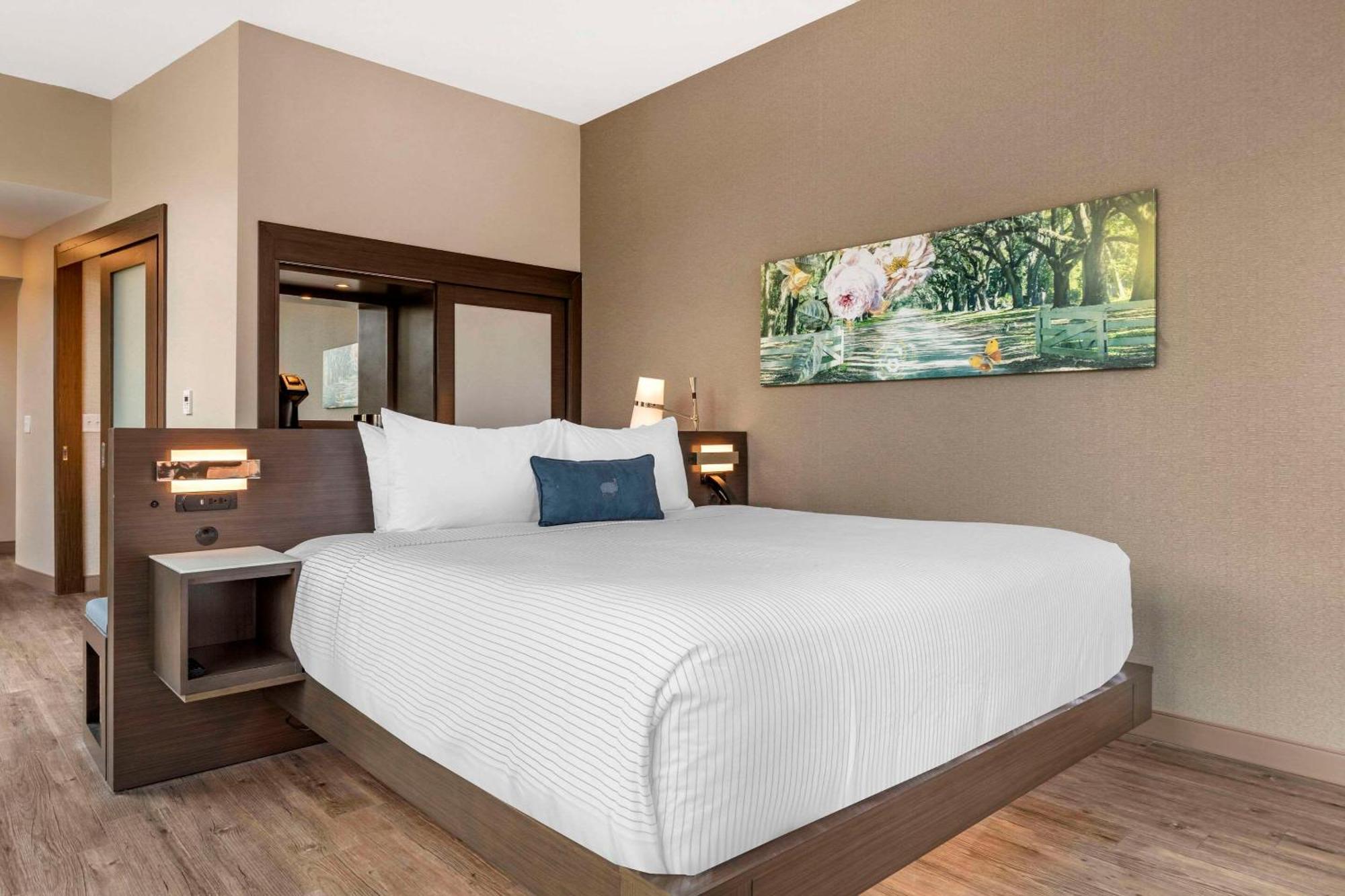 Corner Room with King Bed - Non-Smoking