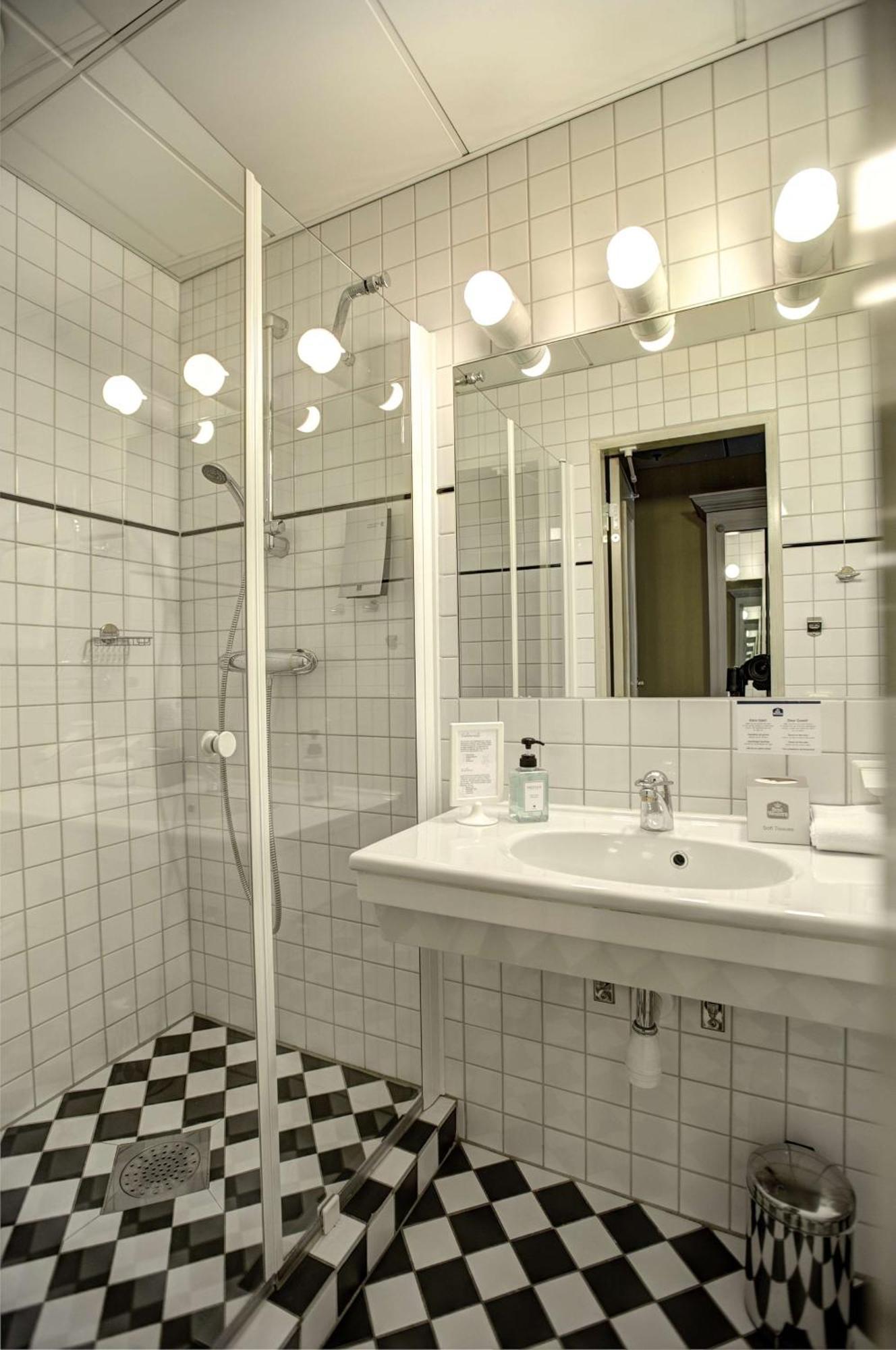 Standard Queen Room - Non-Smoking