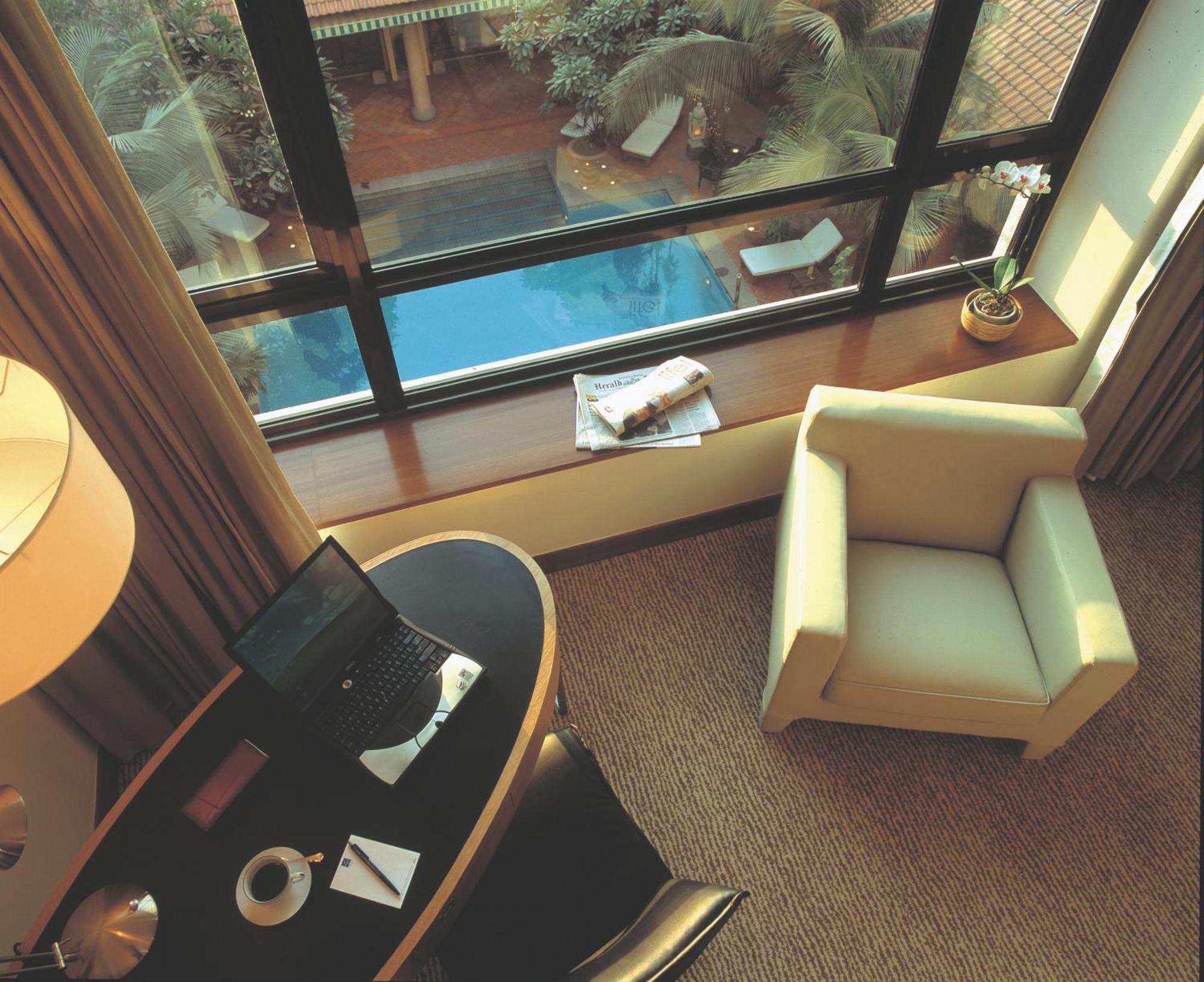 Junior Suite with Airport transfer, 04 Pieces of Laundry Daily, Afternoon Tea and Evening Cocktail