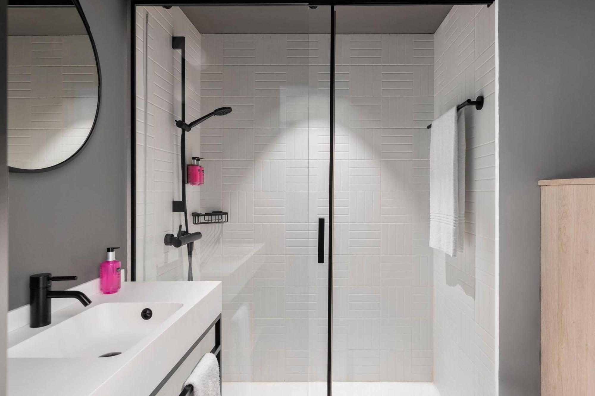 Moxy Mega Sleeper Executive Room - Lounge Access