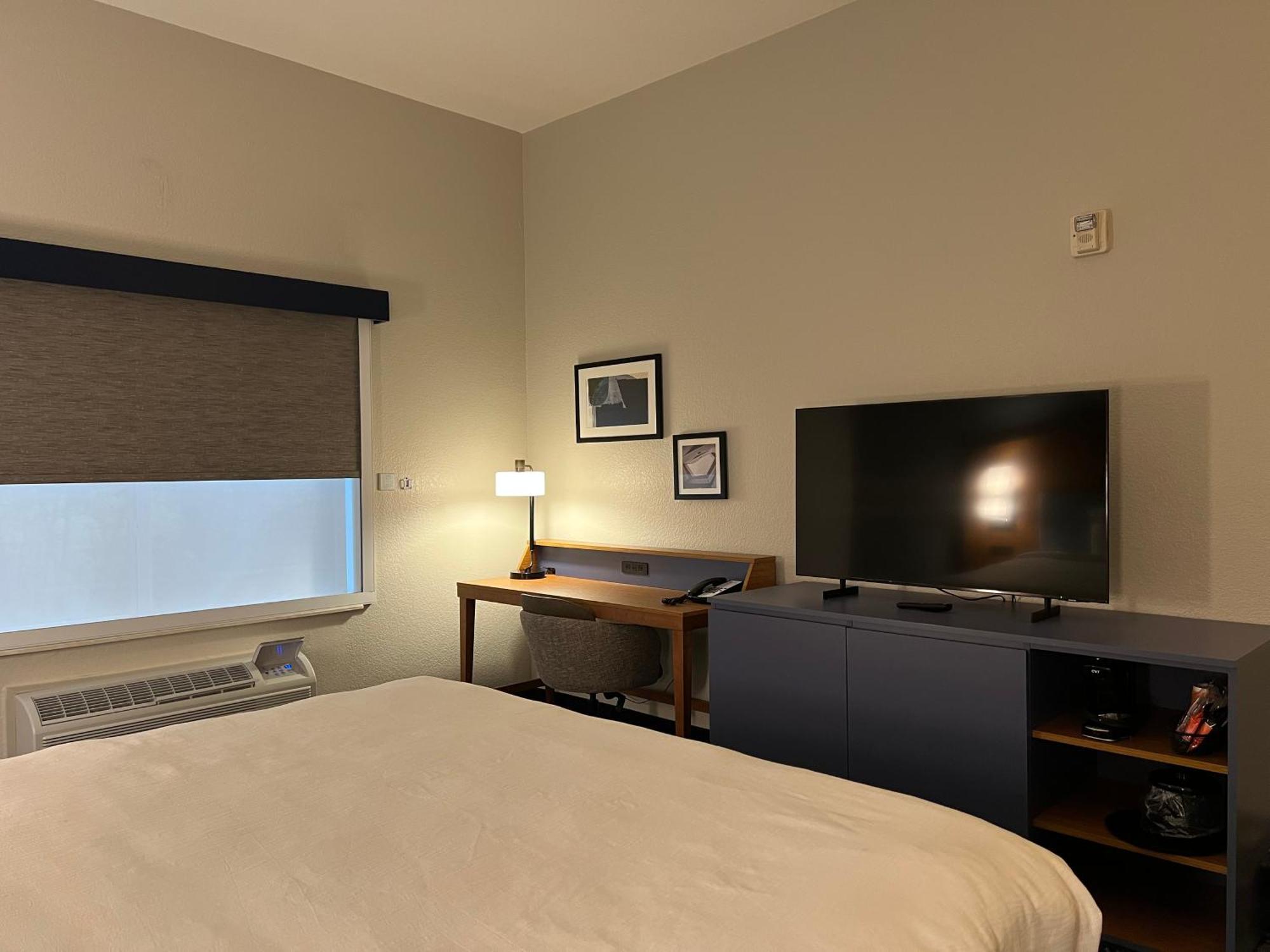 King Room Tub Disability Access or Non Smoking or Interior Corridor