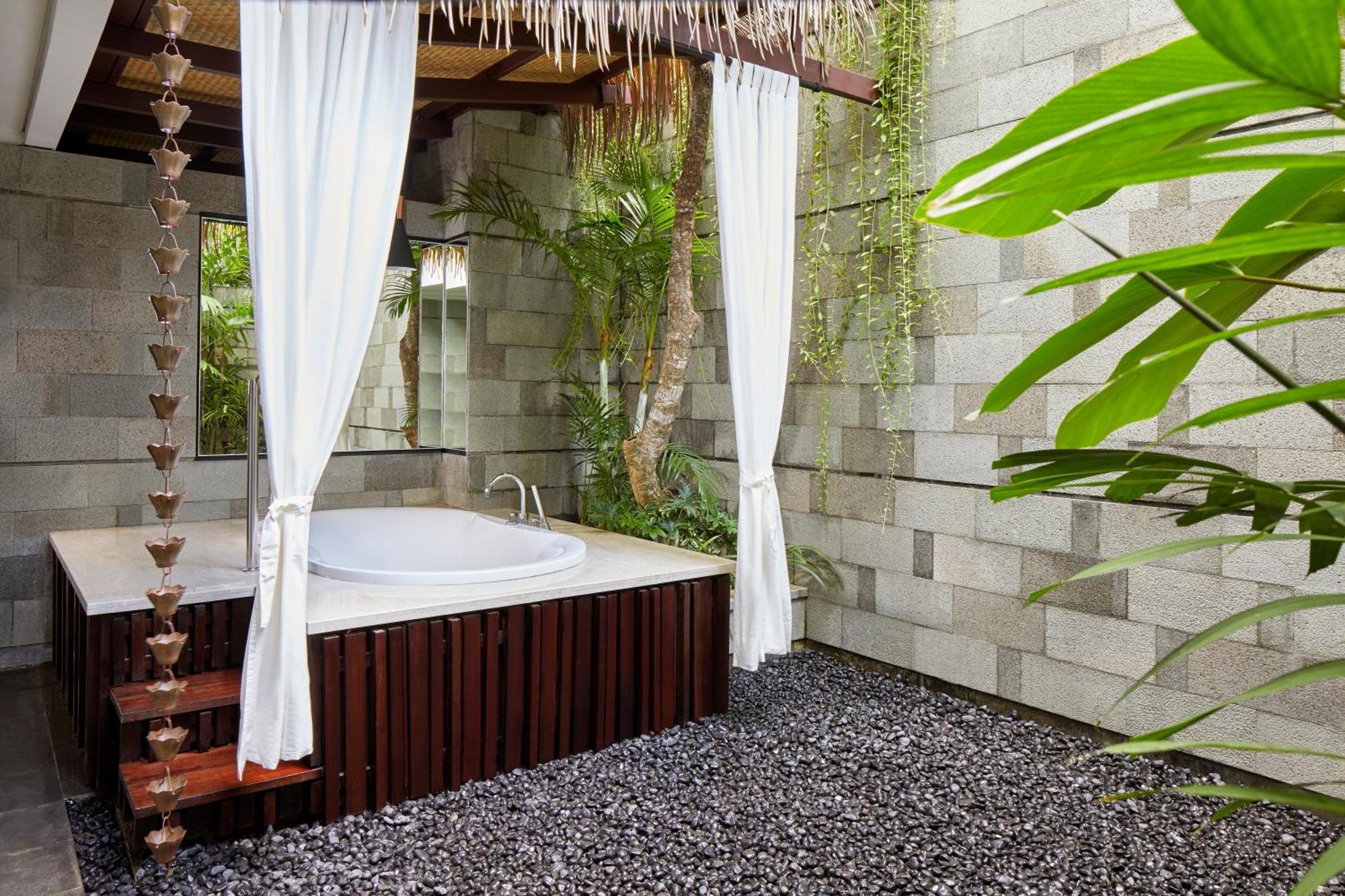 One Bedroom Grand Suite with King Bed and Whirlpool with  Free Shuttle Service to Double-Six Beach