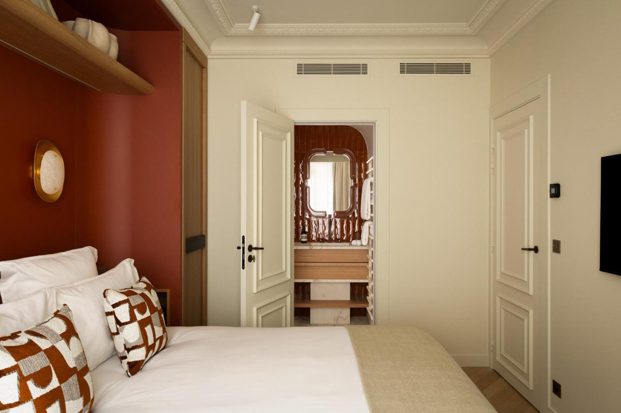 Deluxe One-Bedroom Apartment