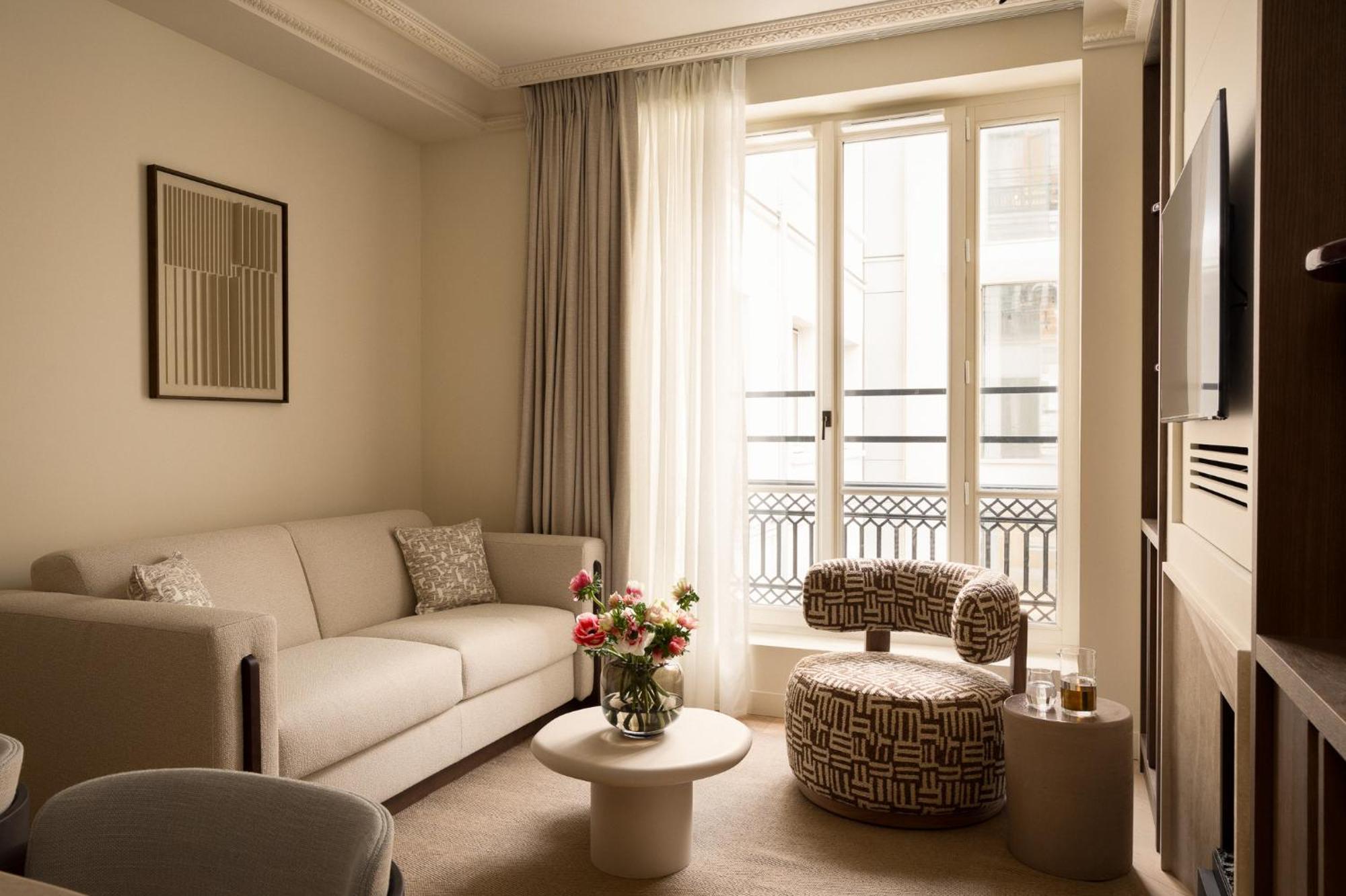 Deluxe One-Bedroom Apartment