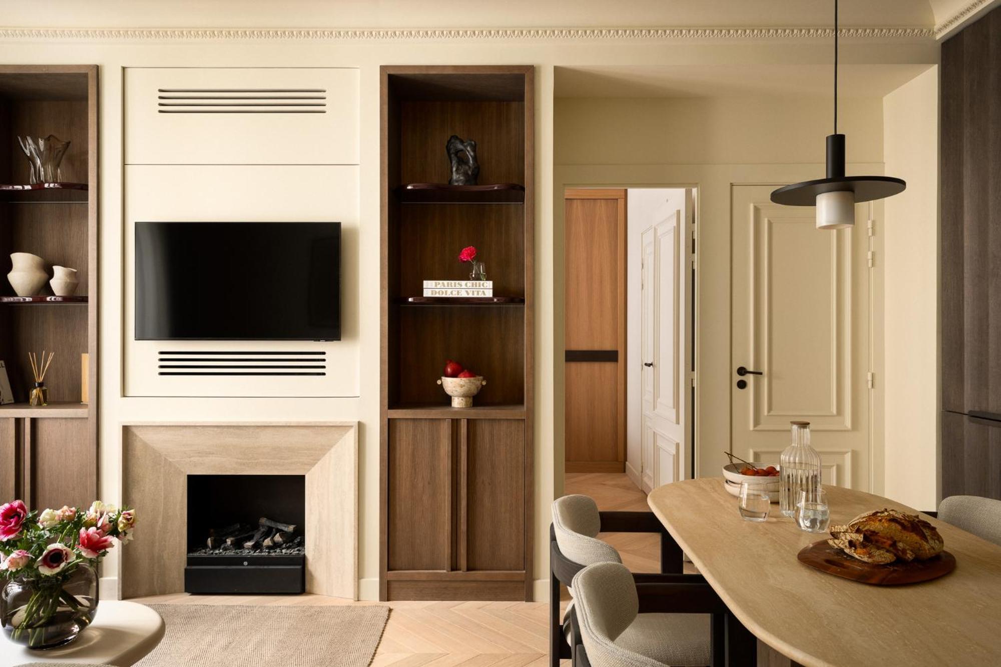 Deluxe One-Bedroom Apartment