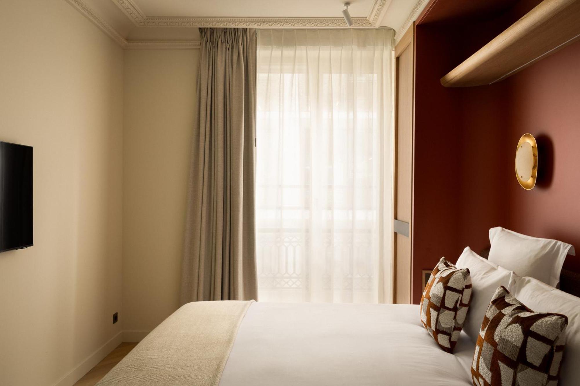 Deluxe One-Bedroom Apartment
