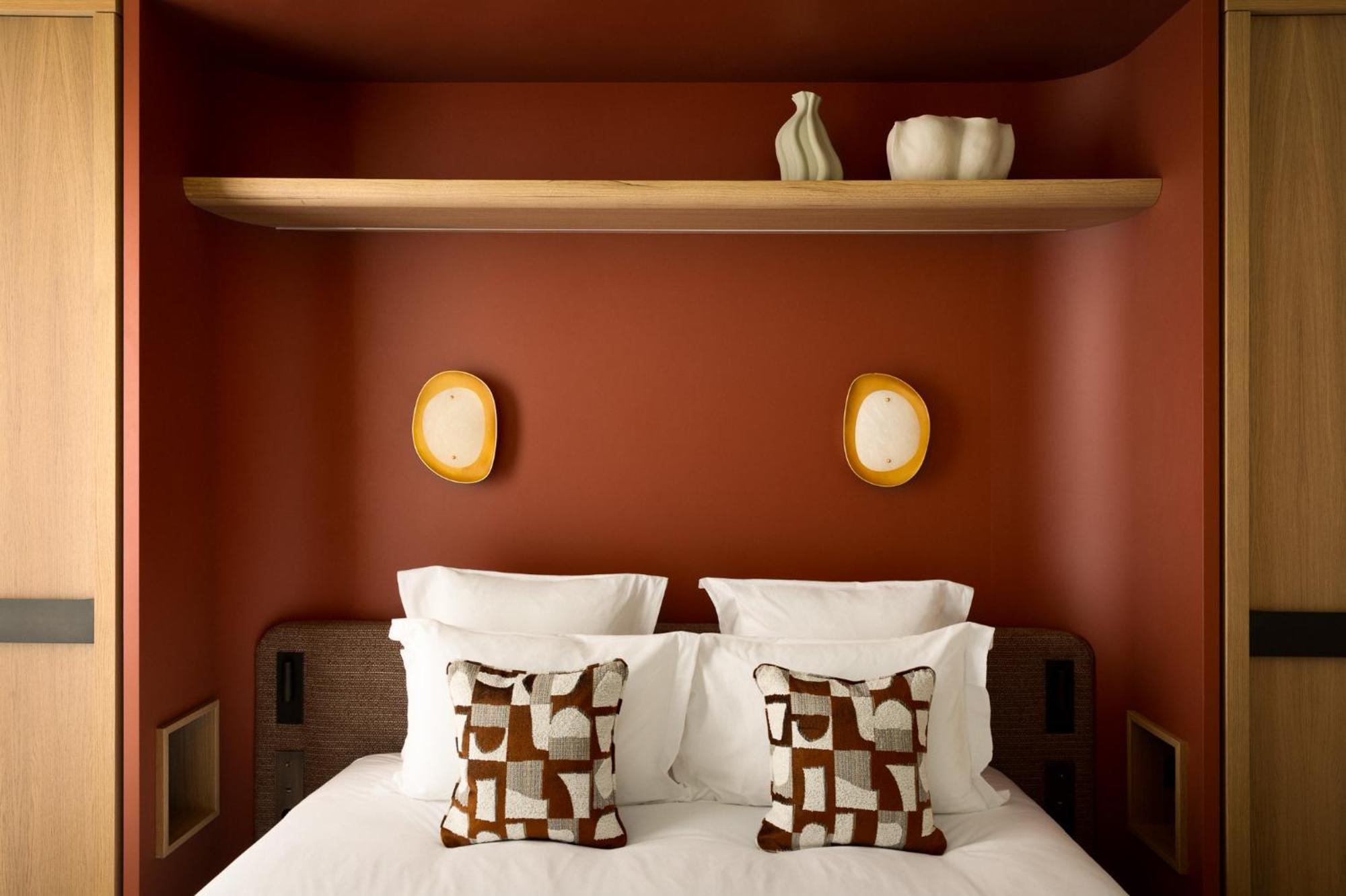 Deluxe One-Bedroom Apartment