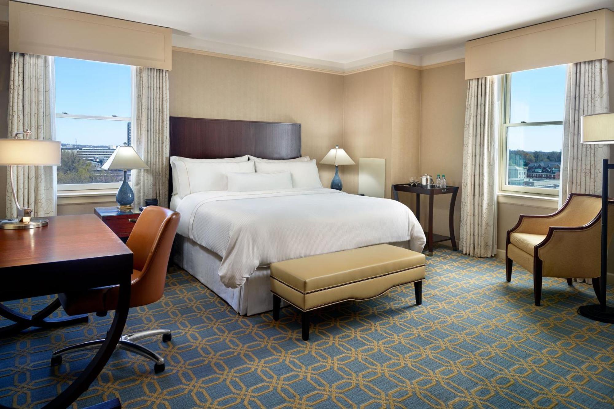 Traditional King Room with Roll-in Shower - Mobility Accessible