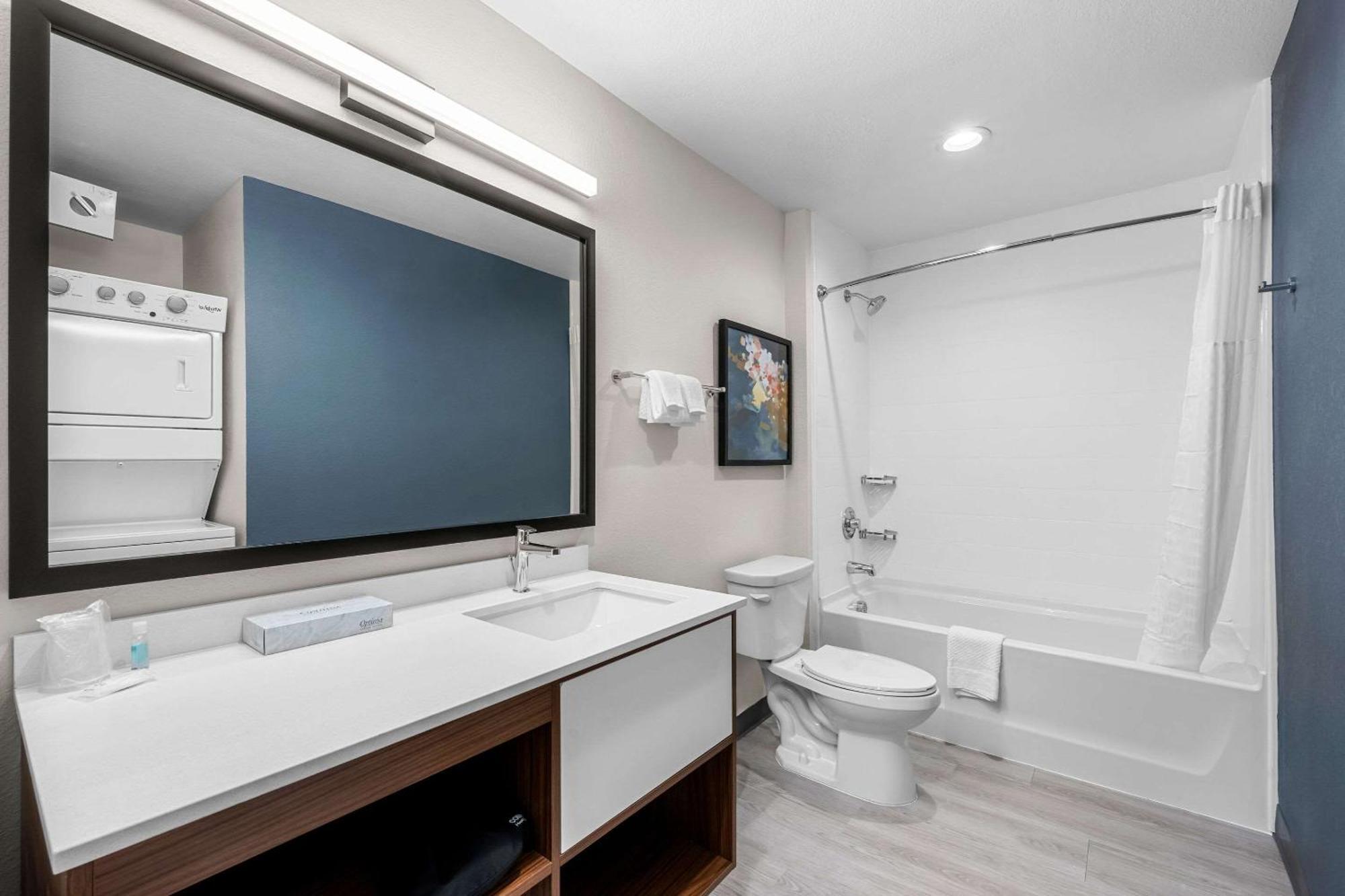 Queen Suite with Two Queen Beds and Roll-In Shower - Disability Access/Non Smoking
