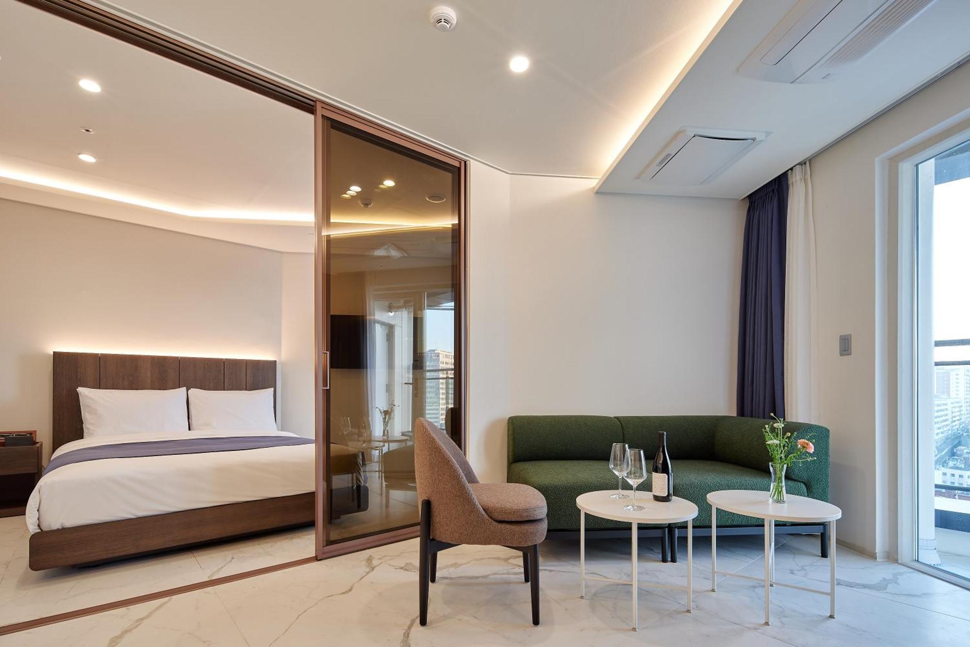 Signature Botanik Suite with Namsan View