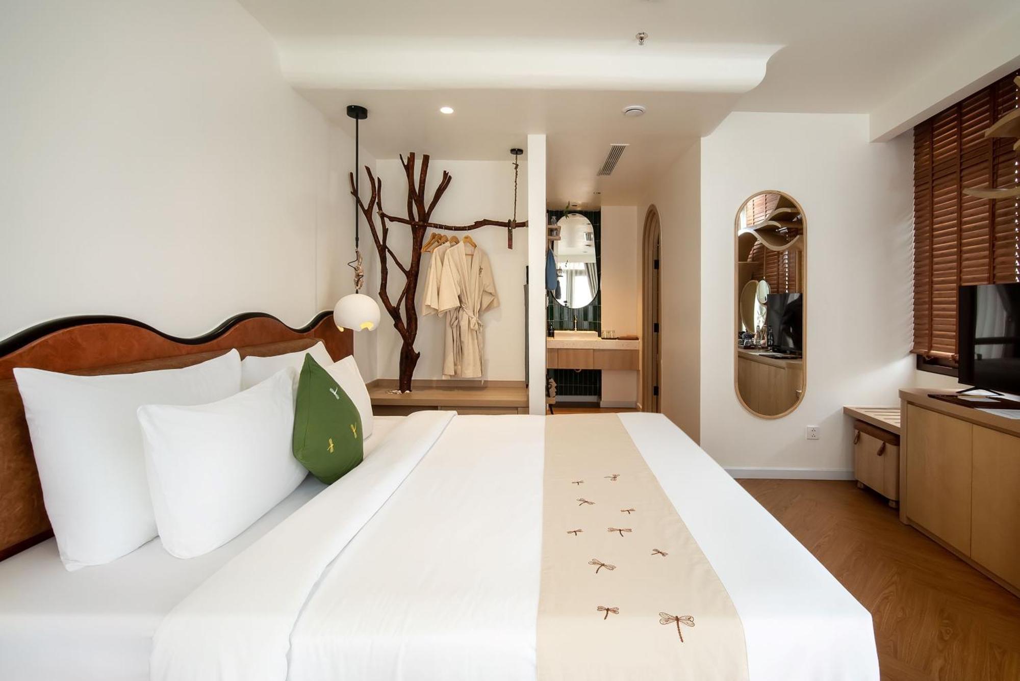 Luxury Deluxe High-Floor Balcony Room with Once-time mini-bar