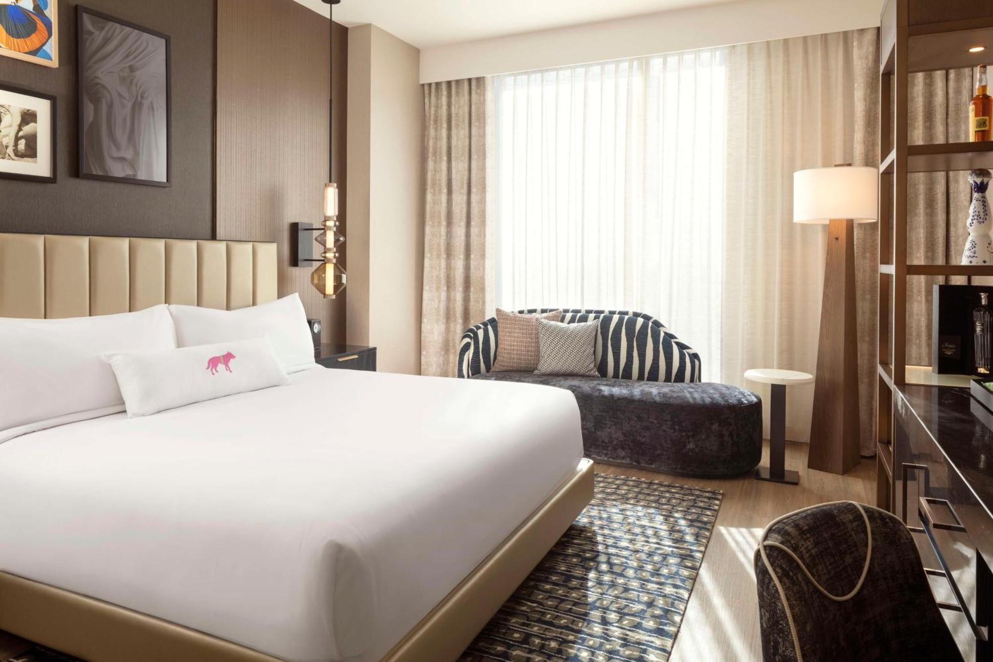 King Room with Bathtub - Mountain View - Mobility Accessible